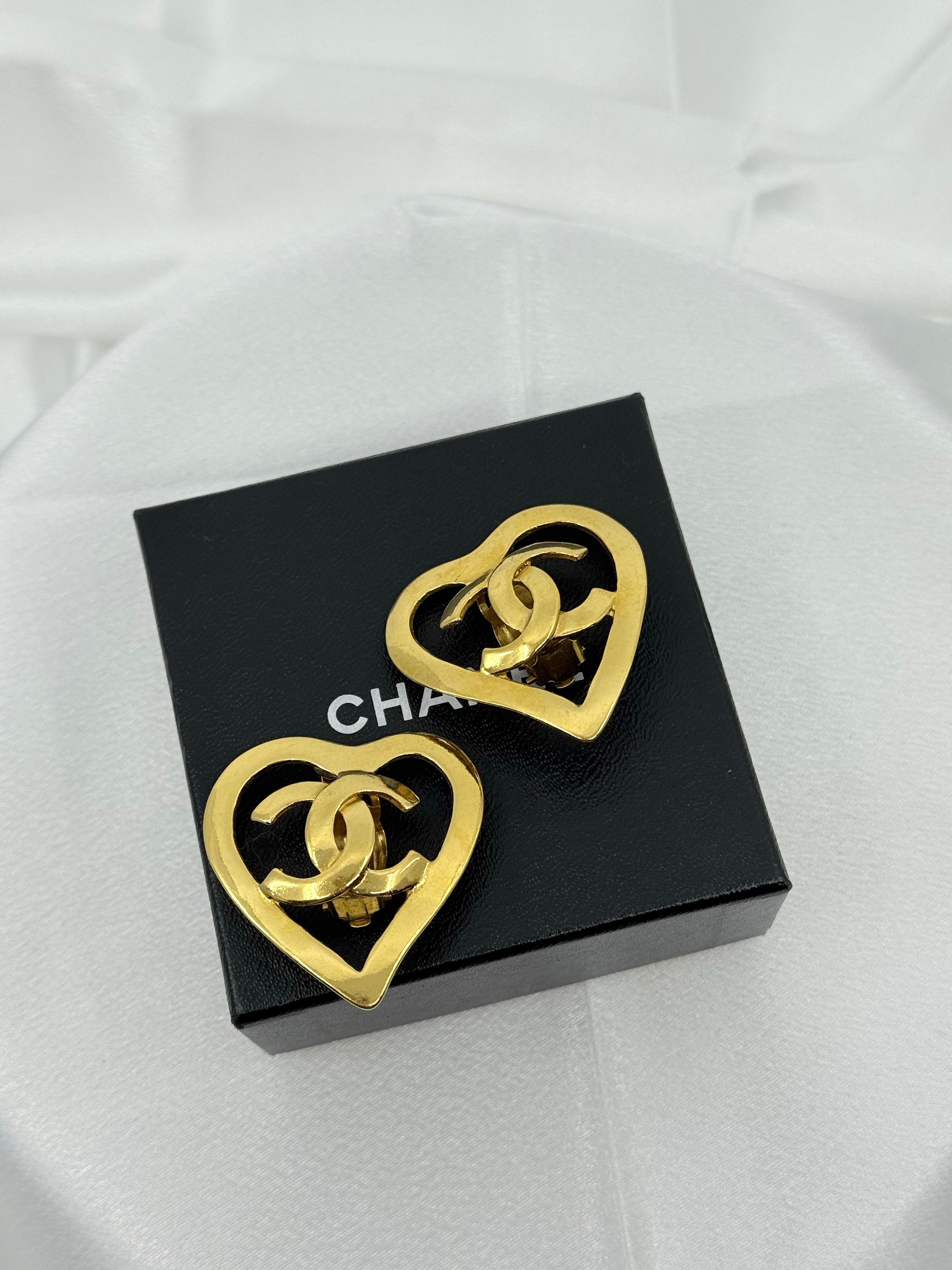 CHANEL Vintage Large Gold CC Heart-Shaped Clip On Statement Earrings For Sale 6