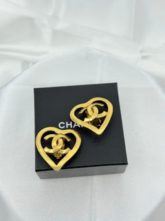 CHANEL Vintage Large Gold CC Heart-Shaped Clip On Statement-Ohrringe