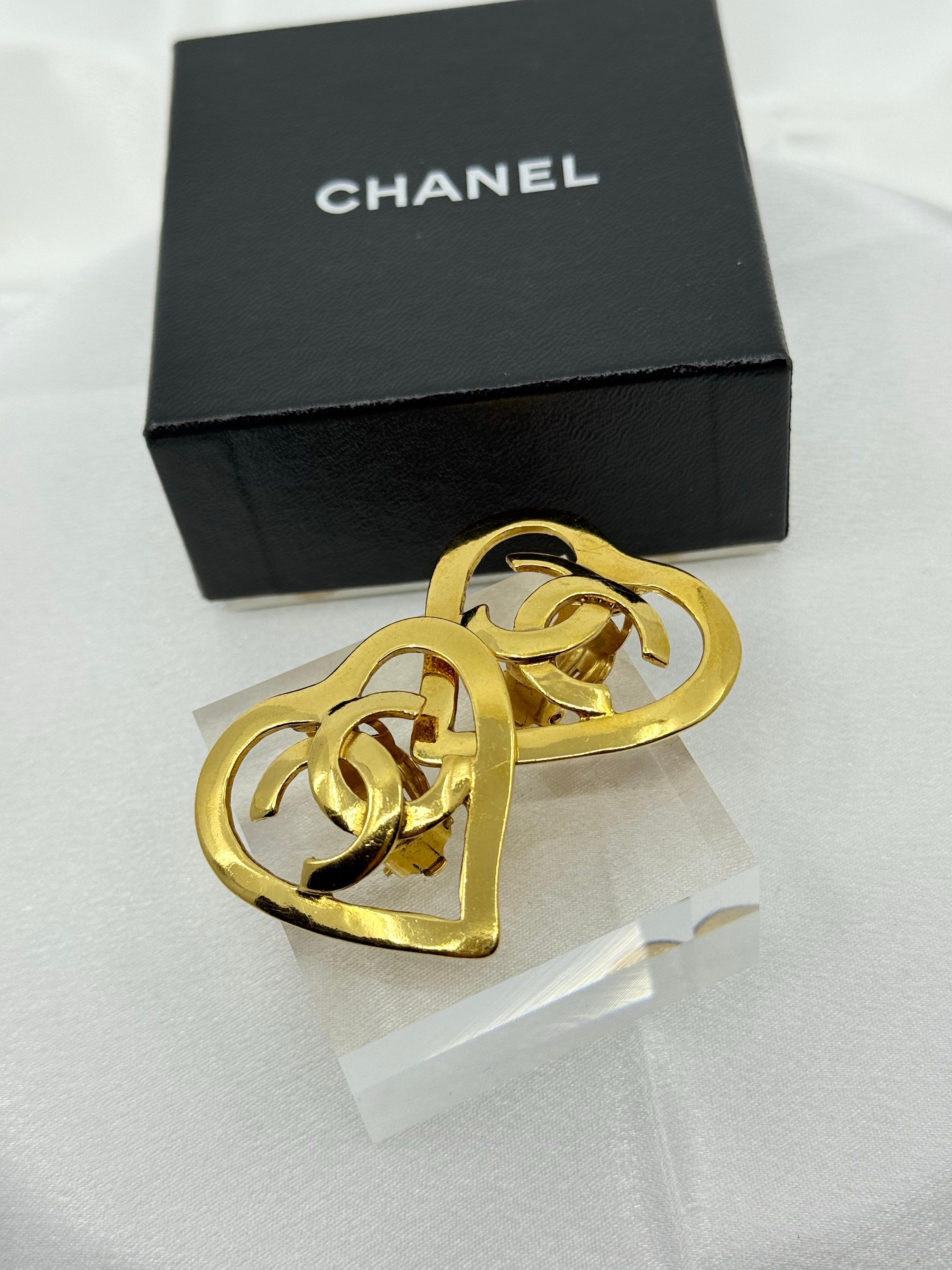 CHANEL Vintage Large Gold CC Heart-Shaped Clip On Statement Earrings In Good Condition For Sale In Bellevue, WA