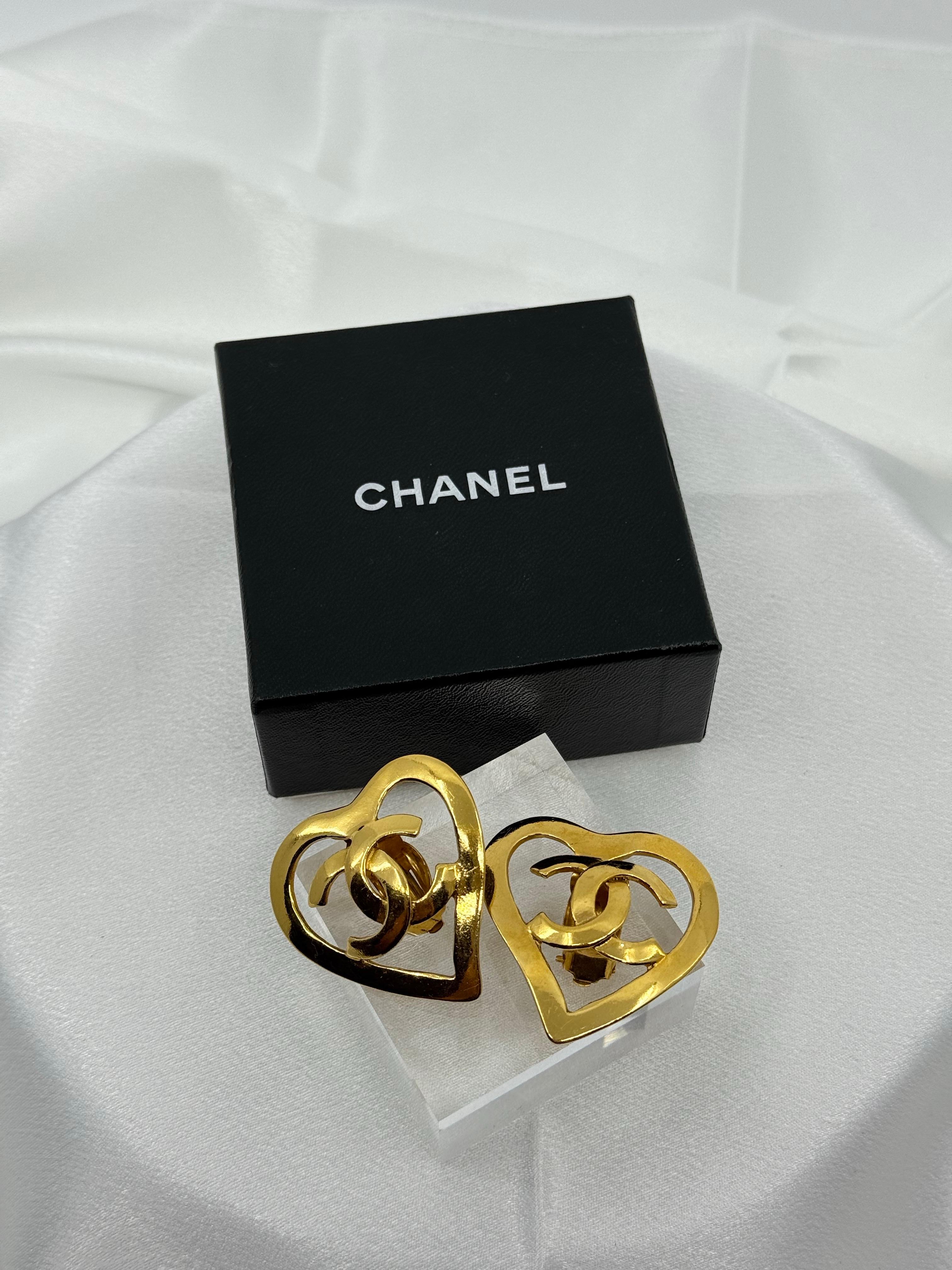 CHANEL Vintage Large Gold CC Heart-Shaped Clip On Statement Earrings For Sale 1