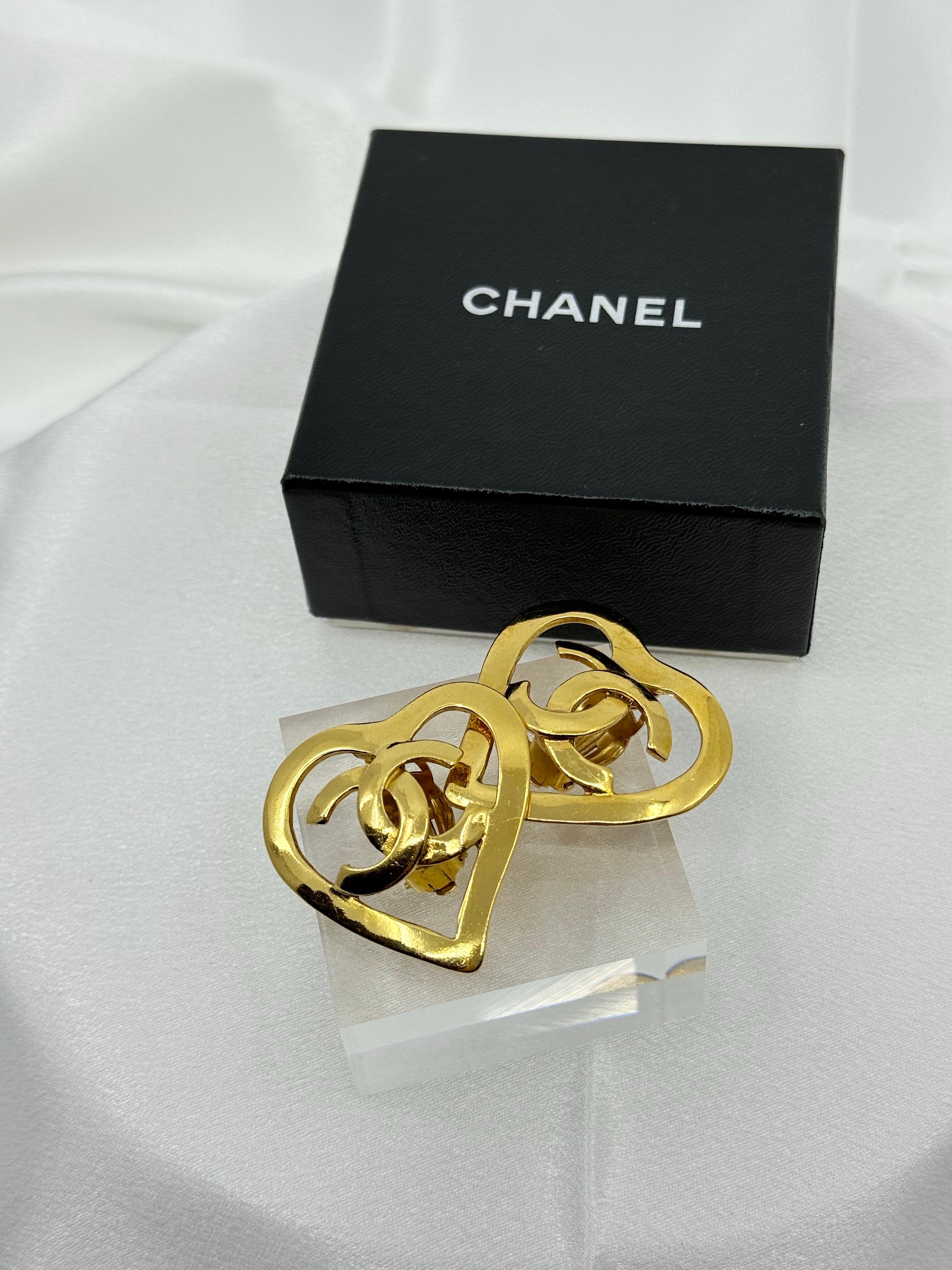 CHANEL Vintage Large Gold CC Heart-Shaped Clip On Statement Earrings For Sale 5
