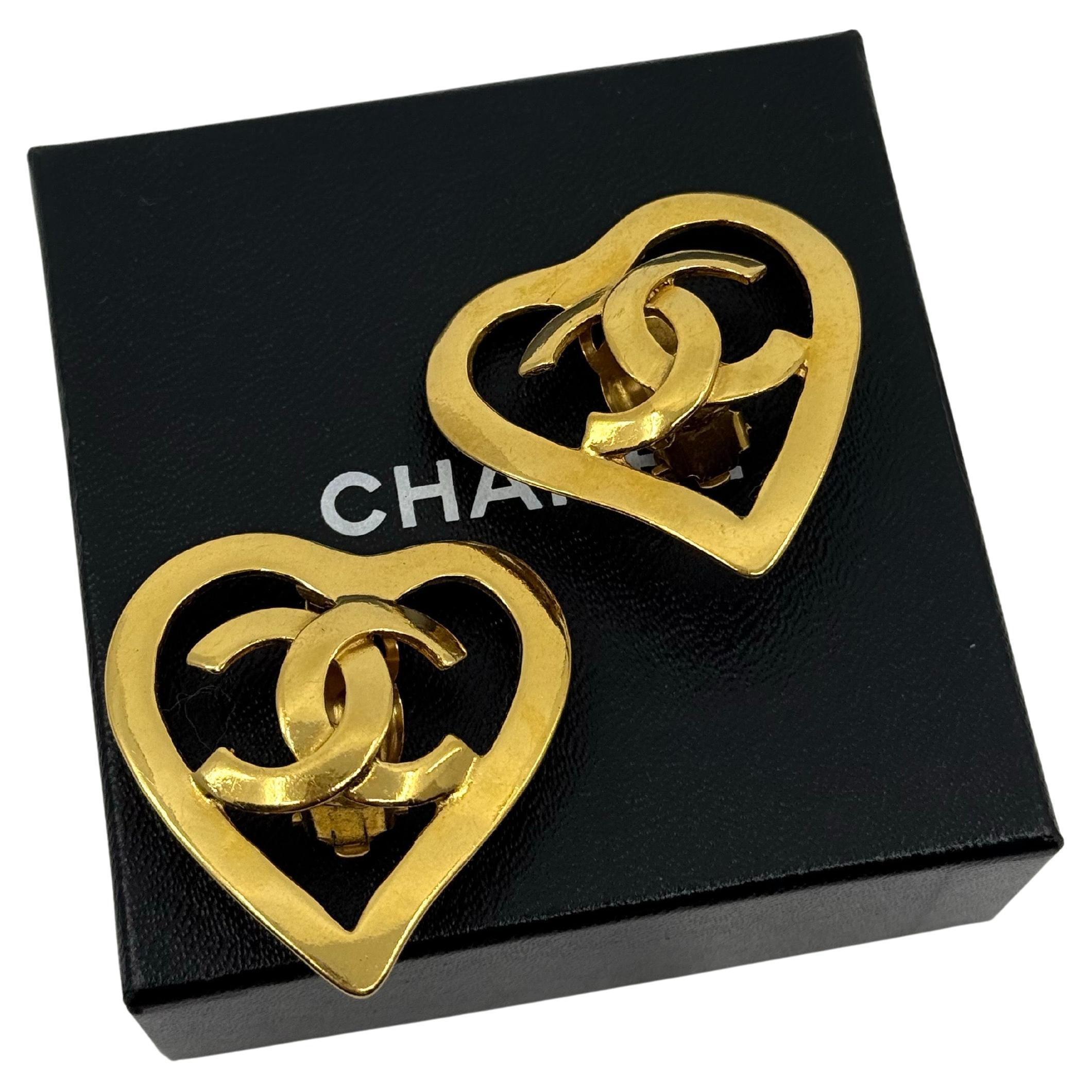Orecchini a clip CHANEL Vintage a forma di cuore grande in oro CC