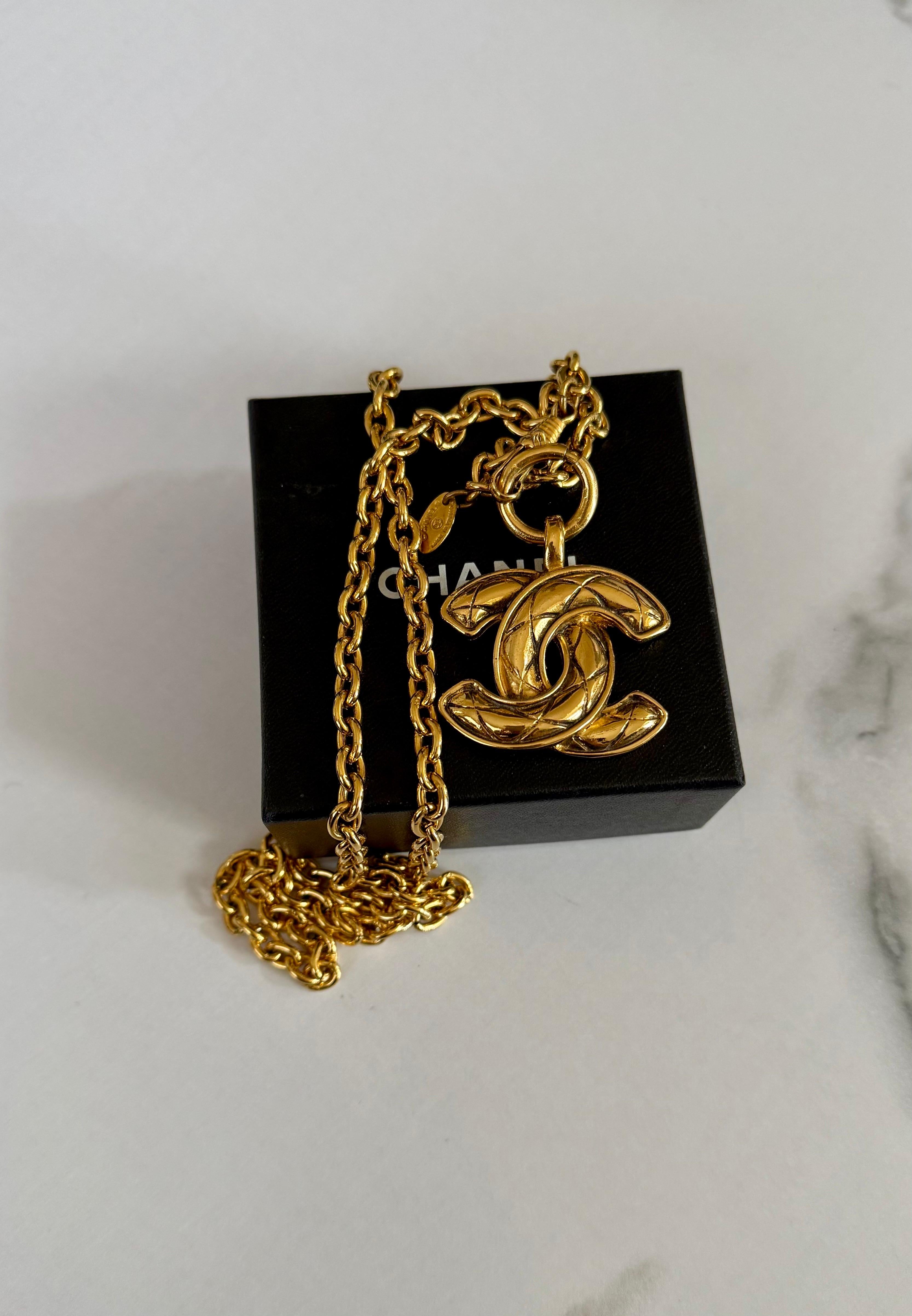 Bellissima collana vintage Chanel con ciondolo CC trapuntato in oro
100% autentico
Prodotto in Francia
Placcato oro
Le condizioni generali sono molto buone, a parte una leggera usura e dei graffi.
Misure: lunghezza della catena circa 27