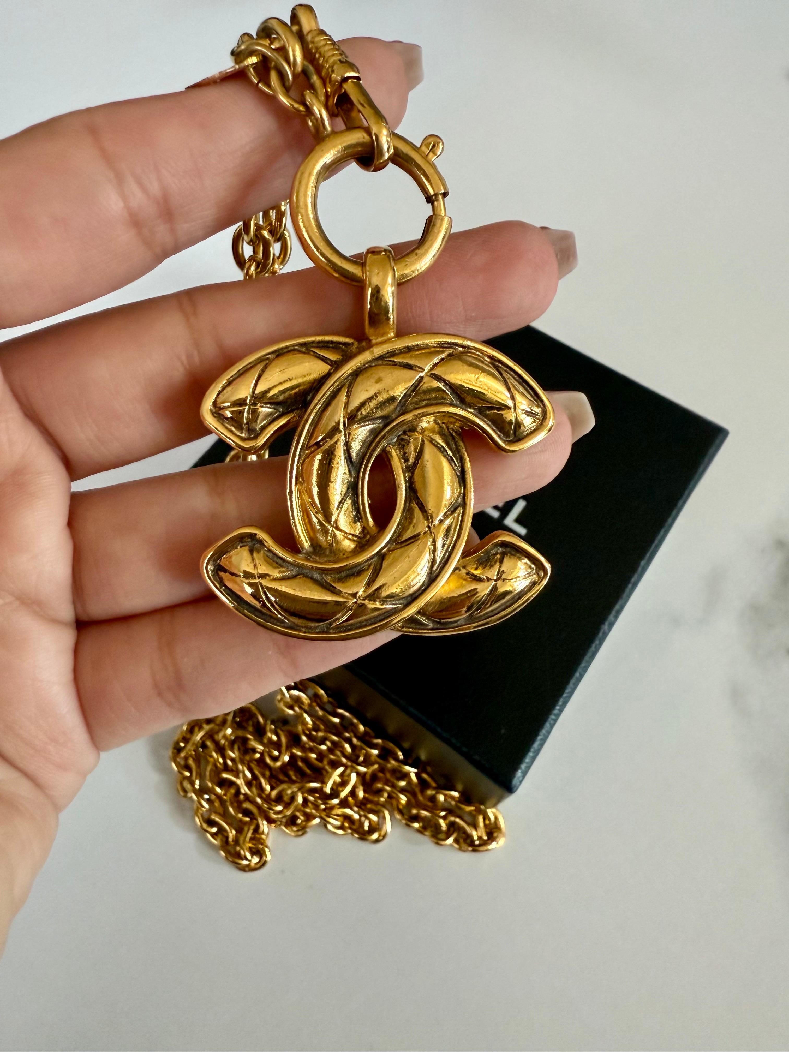 Collana Chanel vintage con ciondolo trapuntato grande e oro CC In condizioni buone in vendita a Bellevue, WA
