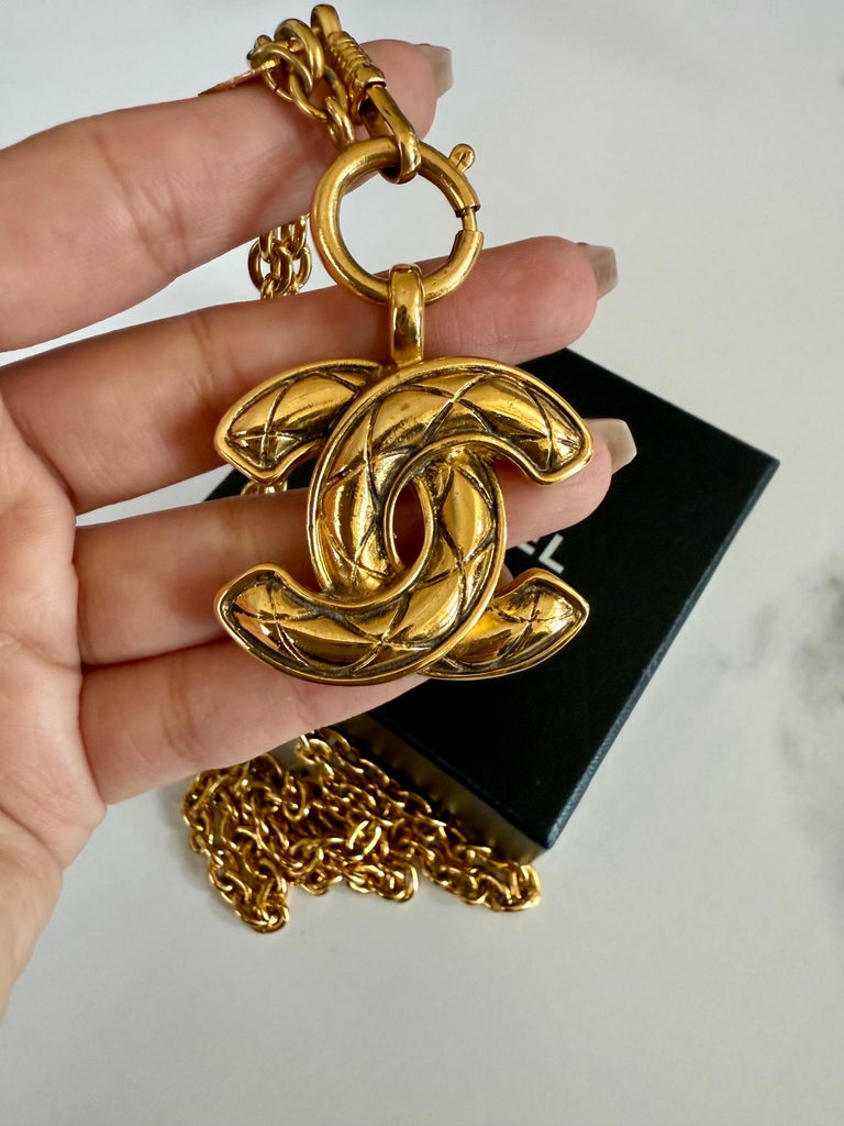 Chanel Vintage Large Gold CC Quilted Pendant Necklace photo 3