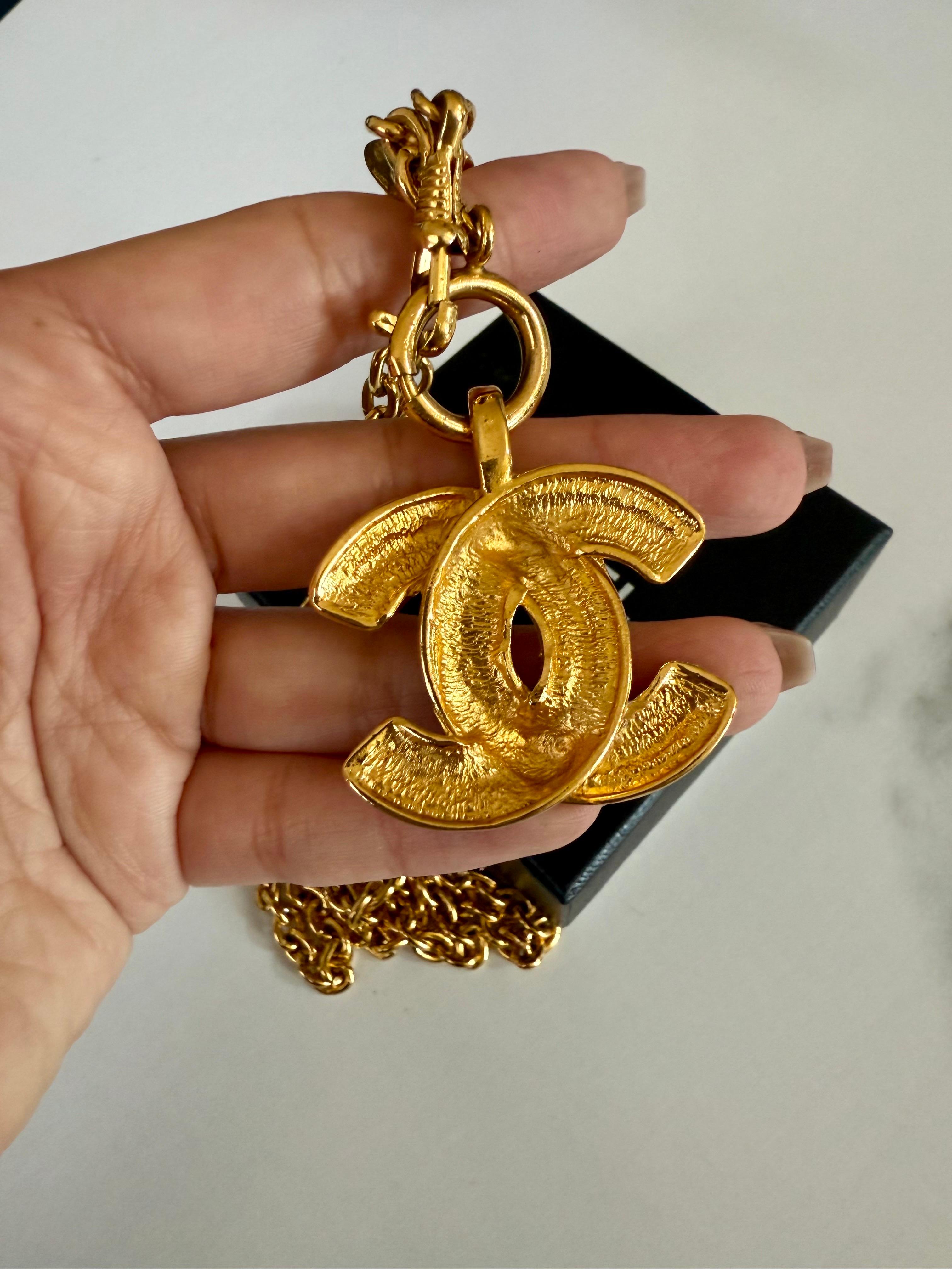 da uomo o donna Collana Chanel vintage con ciondolo trapuntato grande e oro CC in vendita