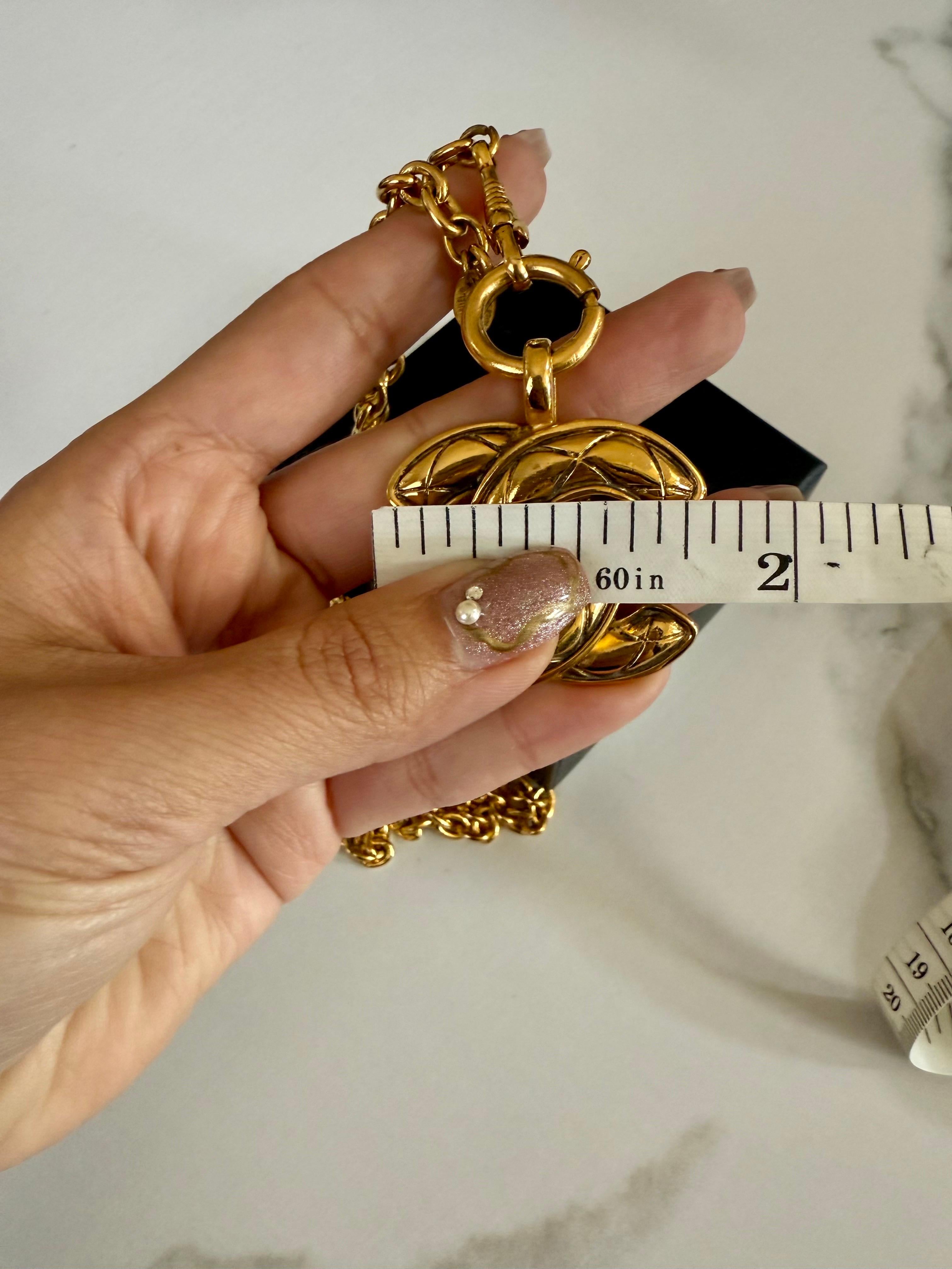 Collana Chanel vintage con ciondolo trapuntato grande e oro CC in vendita 1