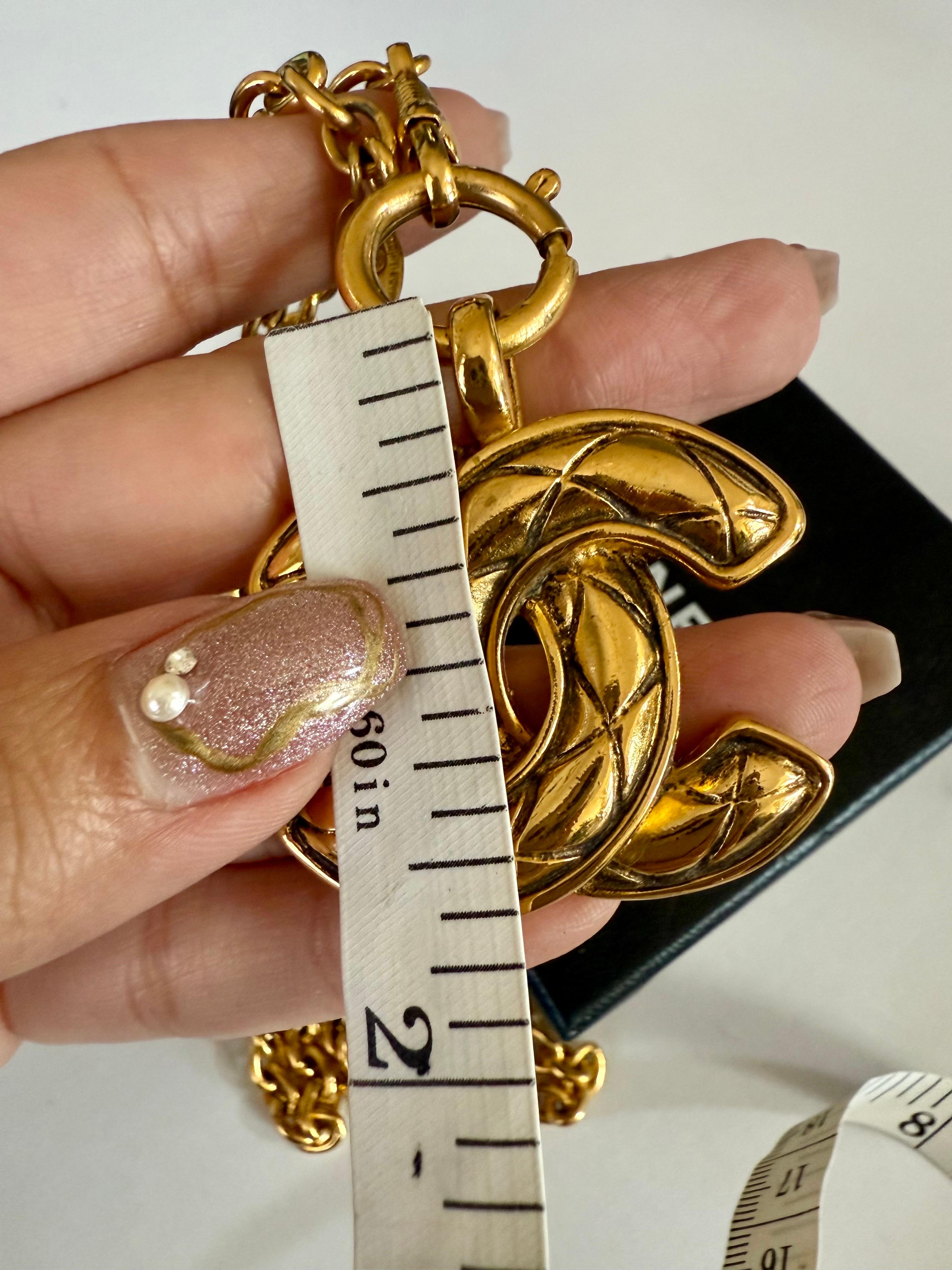 Collana Chanel vintage con ciondolo trapuntato grande e oro CC in vendita 2