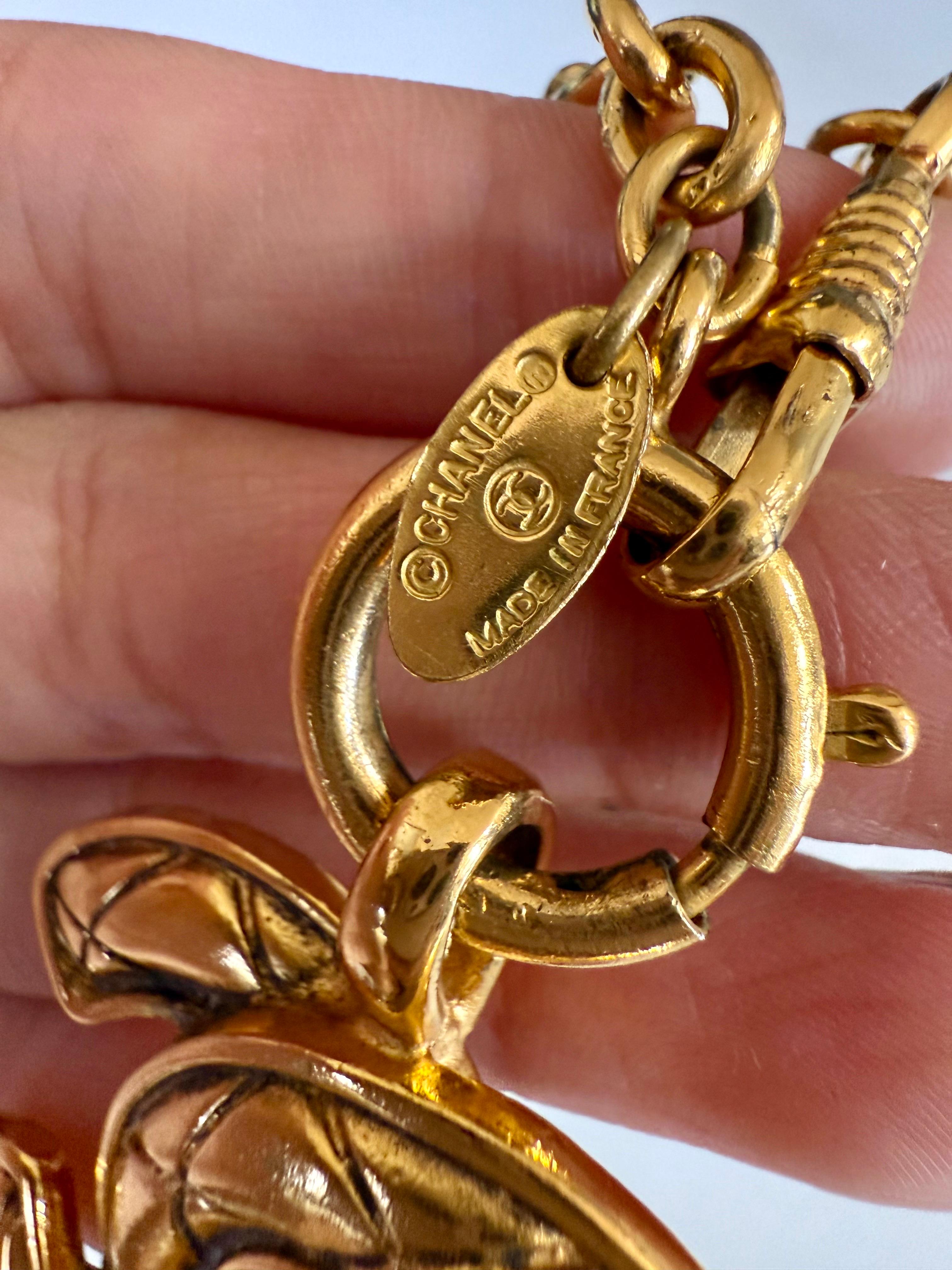 Collana Chanel vintage con ciondolo trapuntato grande e oro CC in vendita 3