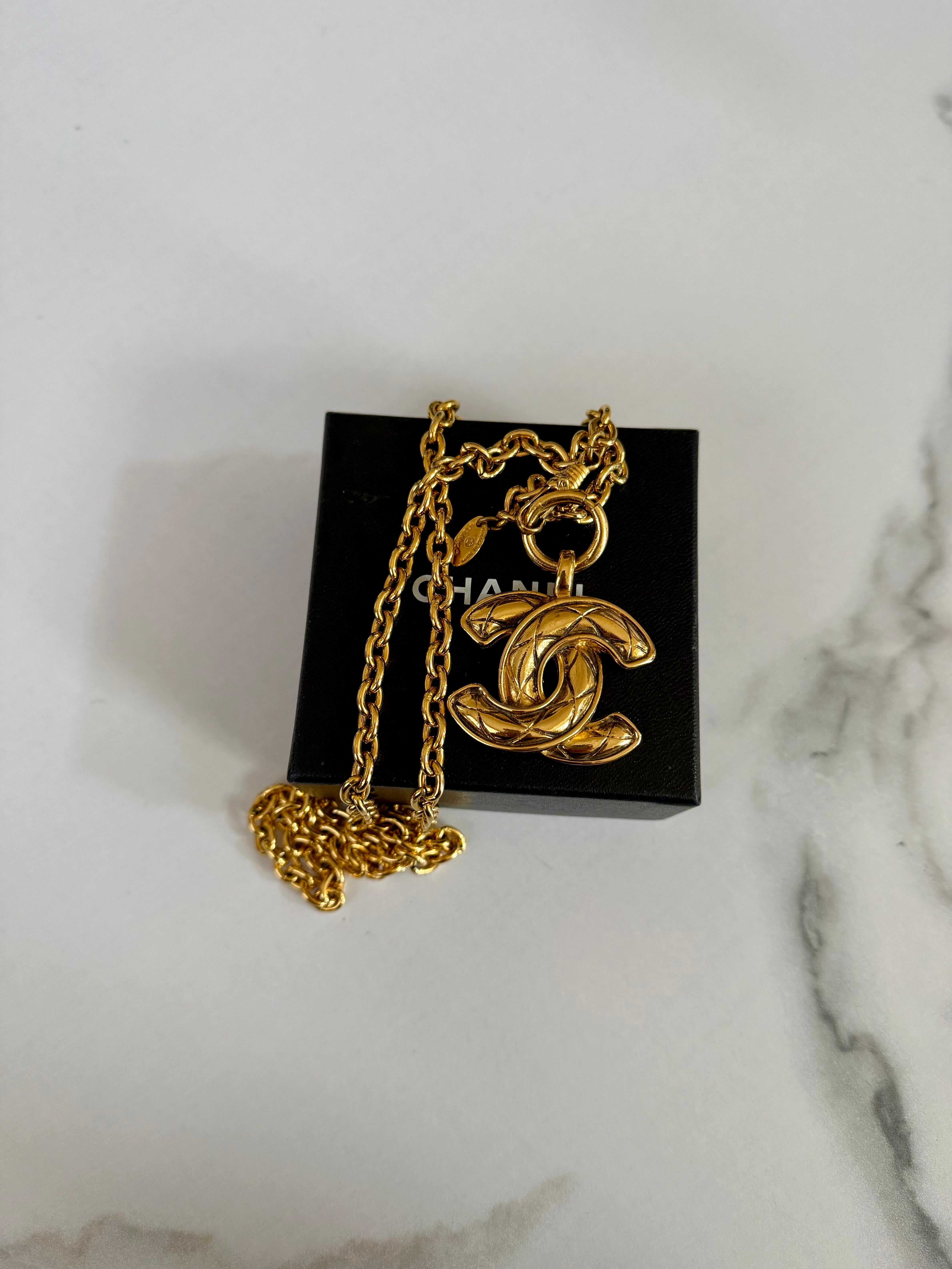 Collana Chanel vintage con ciondolo trapuntato grande e oro CC in vendita 4