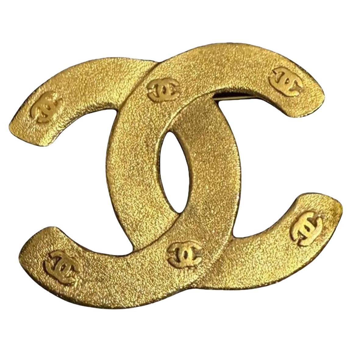 Chanel Vintage grande spilla d
oro con dichiarazione CC