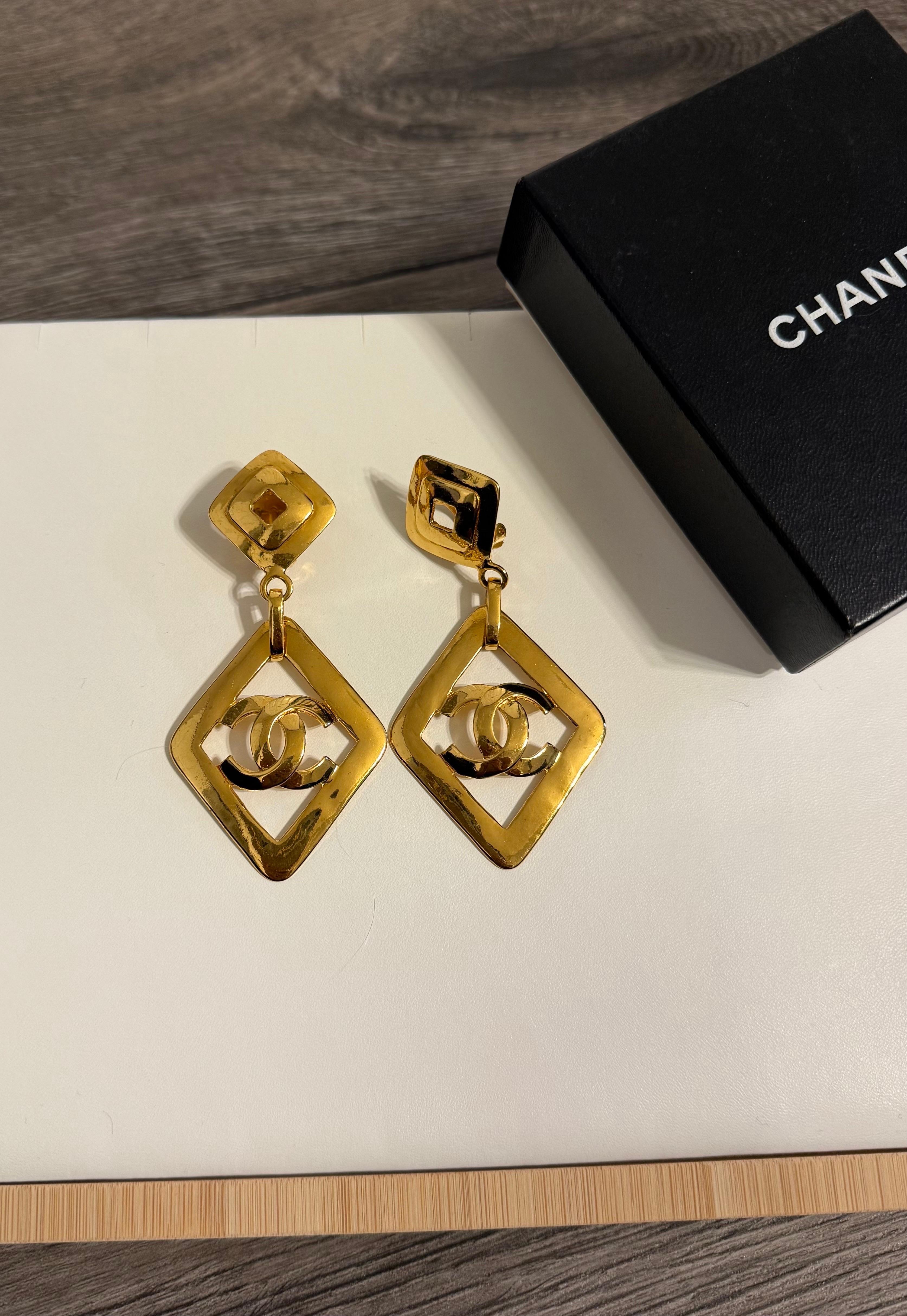 Atemberaubende Paar Vintage Chanel Gold CC Diamant Form Tropfen Clip auf Ohrringe
100% authentisch
Hergestellt in Frankreich
1995 Collection'S
Vergoldet
Insgesamt sehr guter gebrauchter Zustand, leichte Gebrauchsspuren und Kratzer 
Kommt mit Box