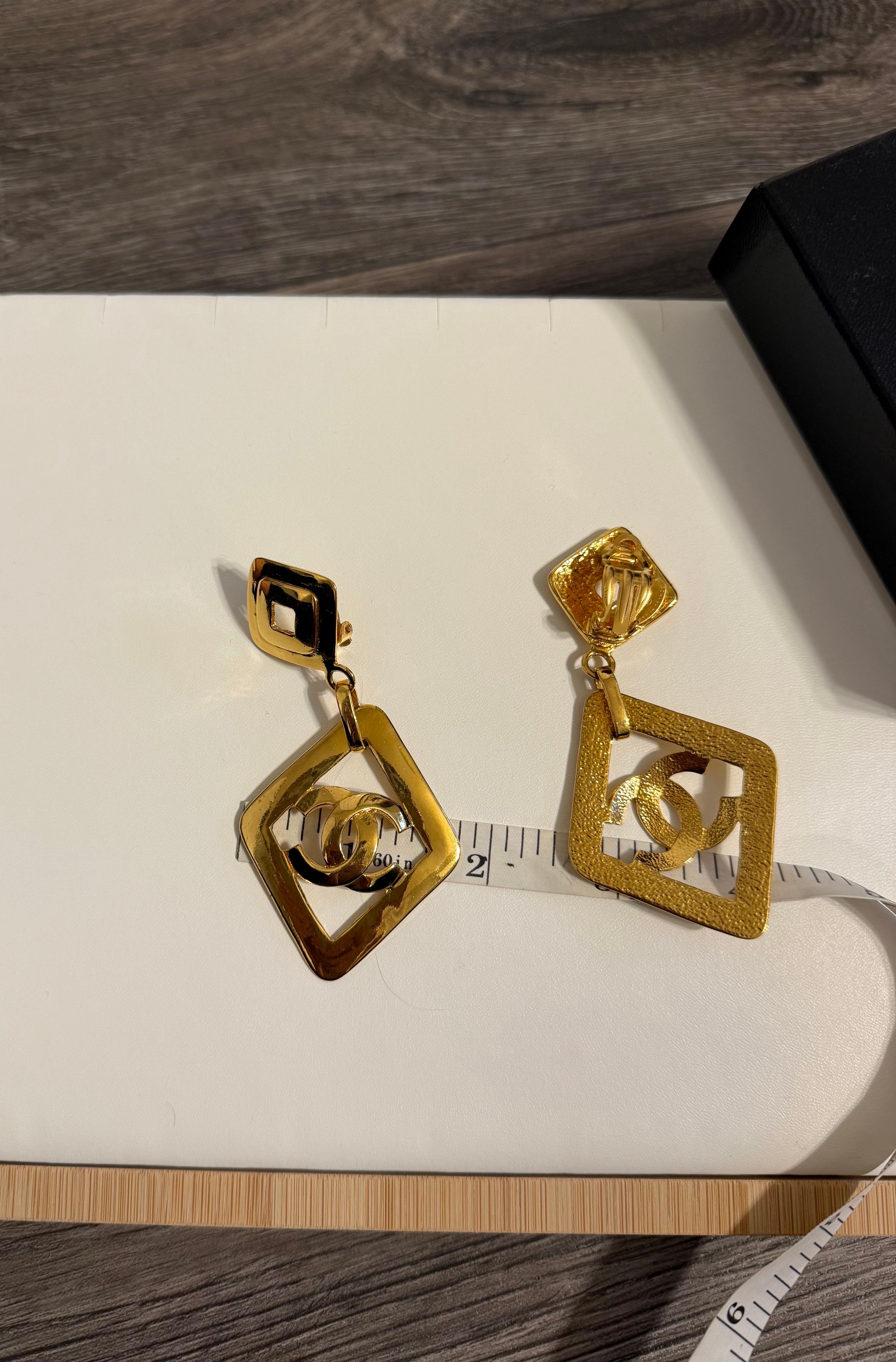 CHANEL Vintage Large Gold Diamond-Shaped CC Statement Dangle Clip On Earrings im Zustand „Gut“ im Angebot in Bellevue, WA