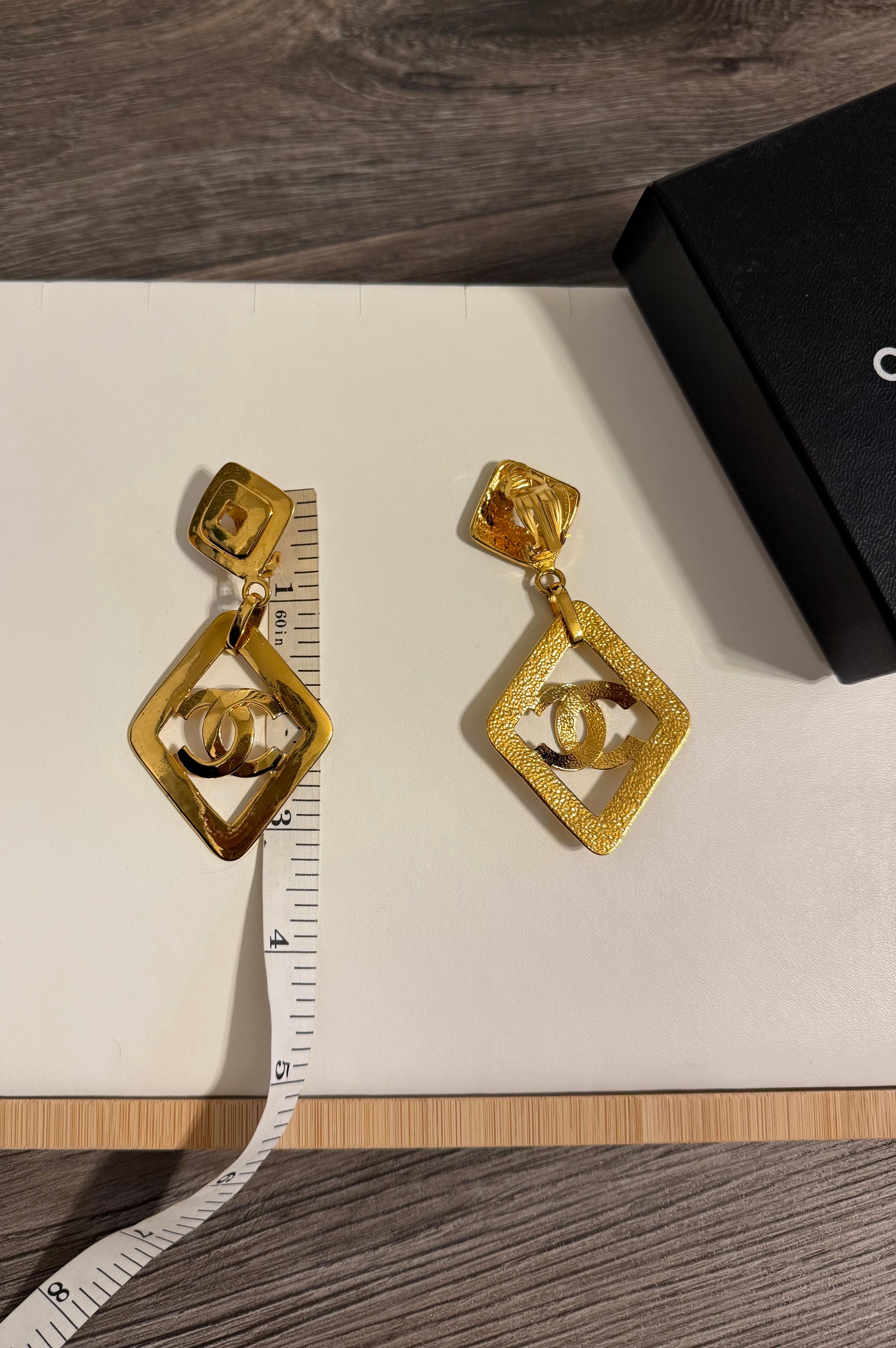 CHANEL Vintage Large Gold Diamond-Shaped CC Statement Dangle Clip On Earrings für Damen oder Herren im Angebot