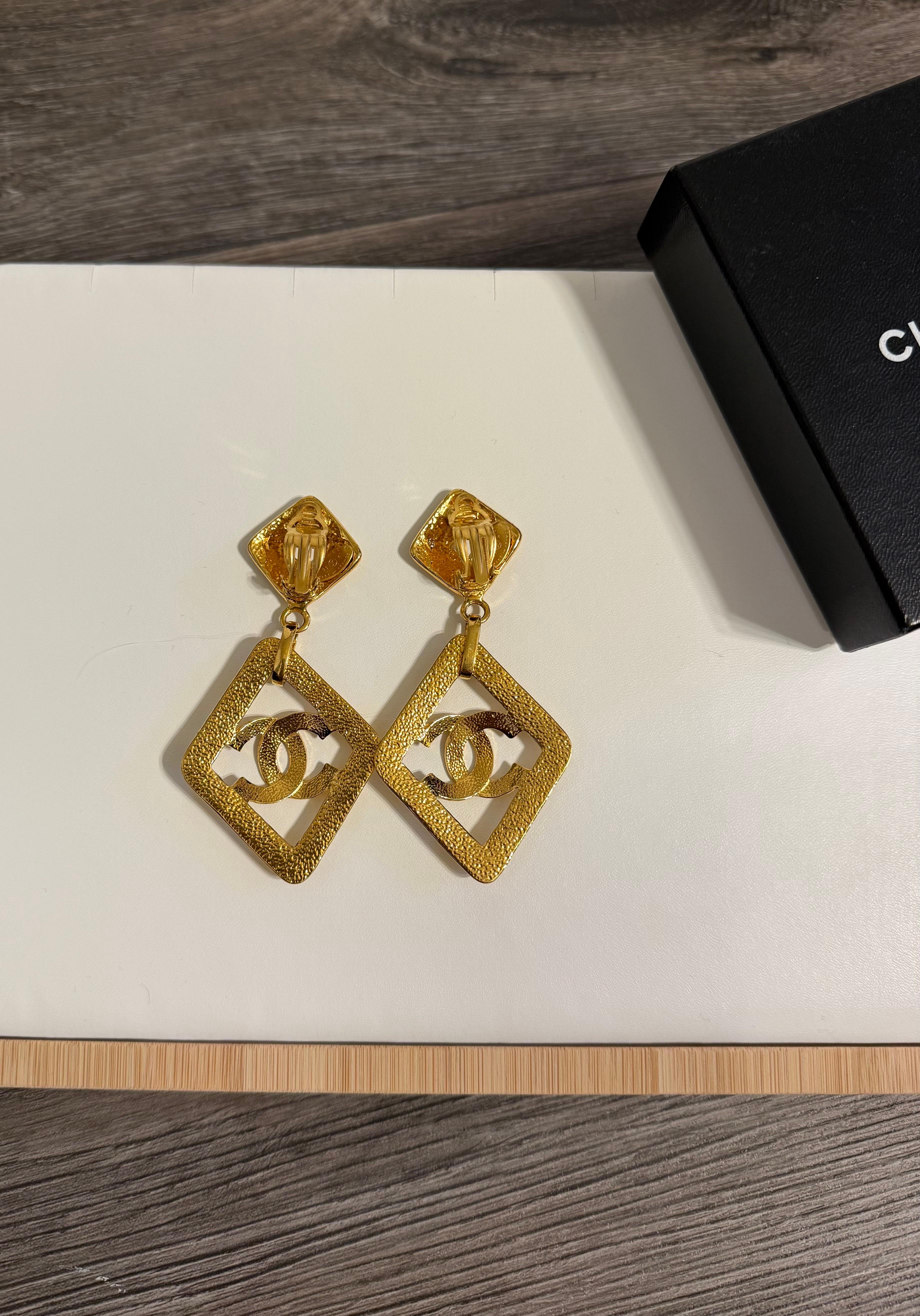 CHANEL Vintage Large Gold Diamond-Shaped CC Statement Dangle Clip On Earrings im Angebot 1
