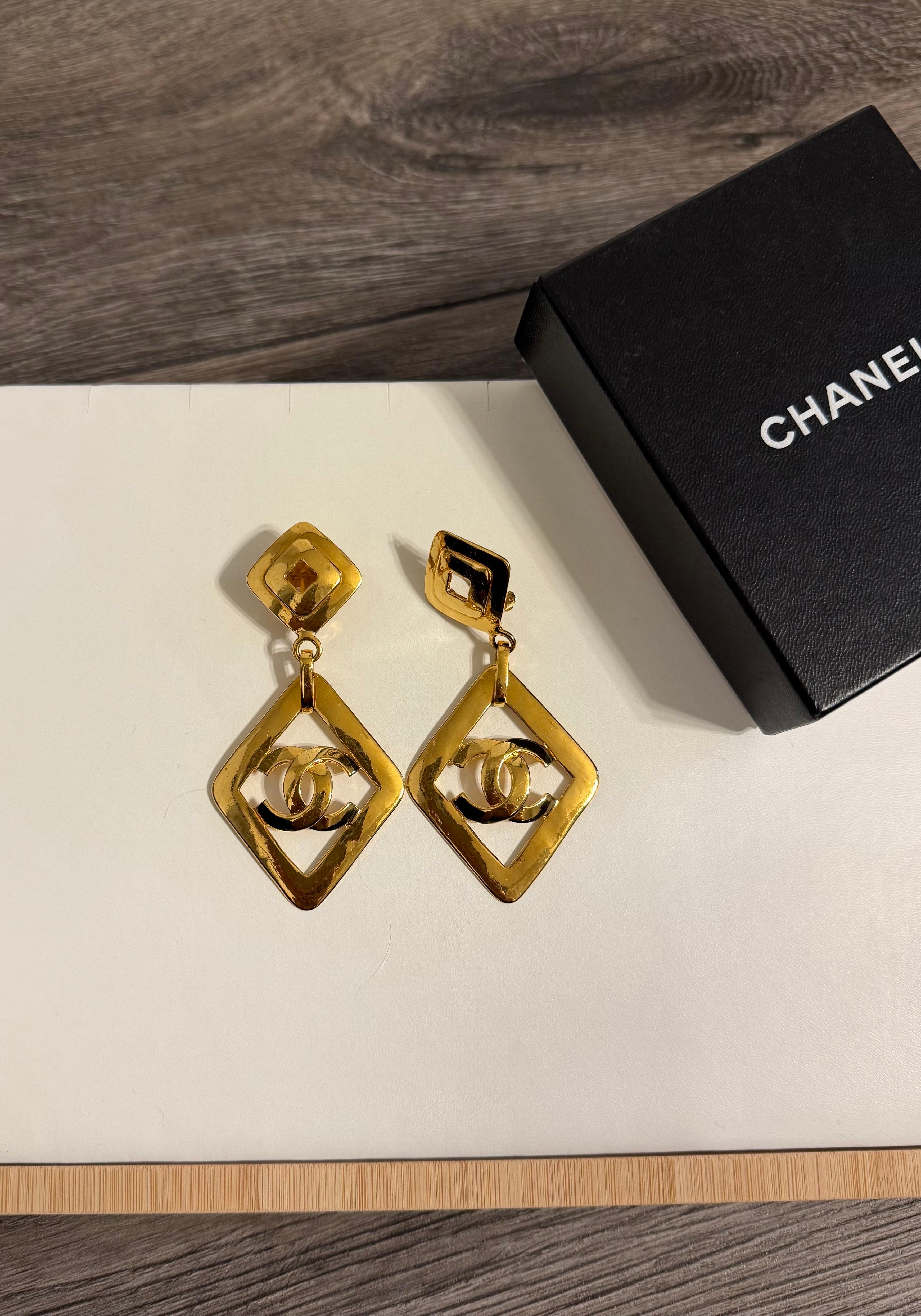 CHANEL Vintage Large Gold Diamond-Shaped CC Statement Dangle Clip On Earrings im Angebot 3