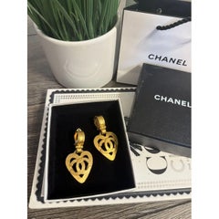 CHANEL Vintage Large Gold Heart CC Logo Drop Clip On Ohrringe, circa 1995