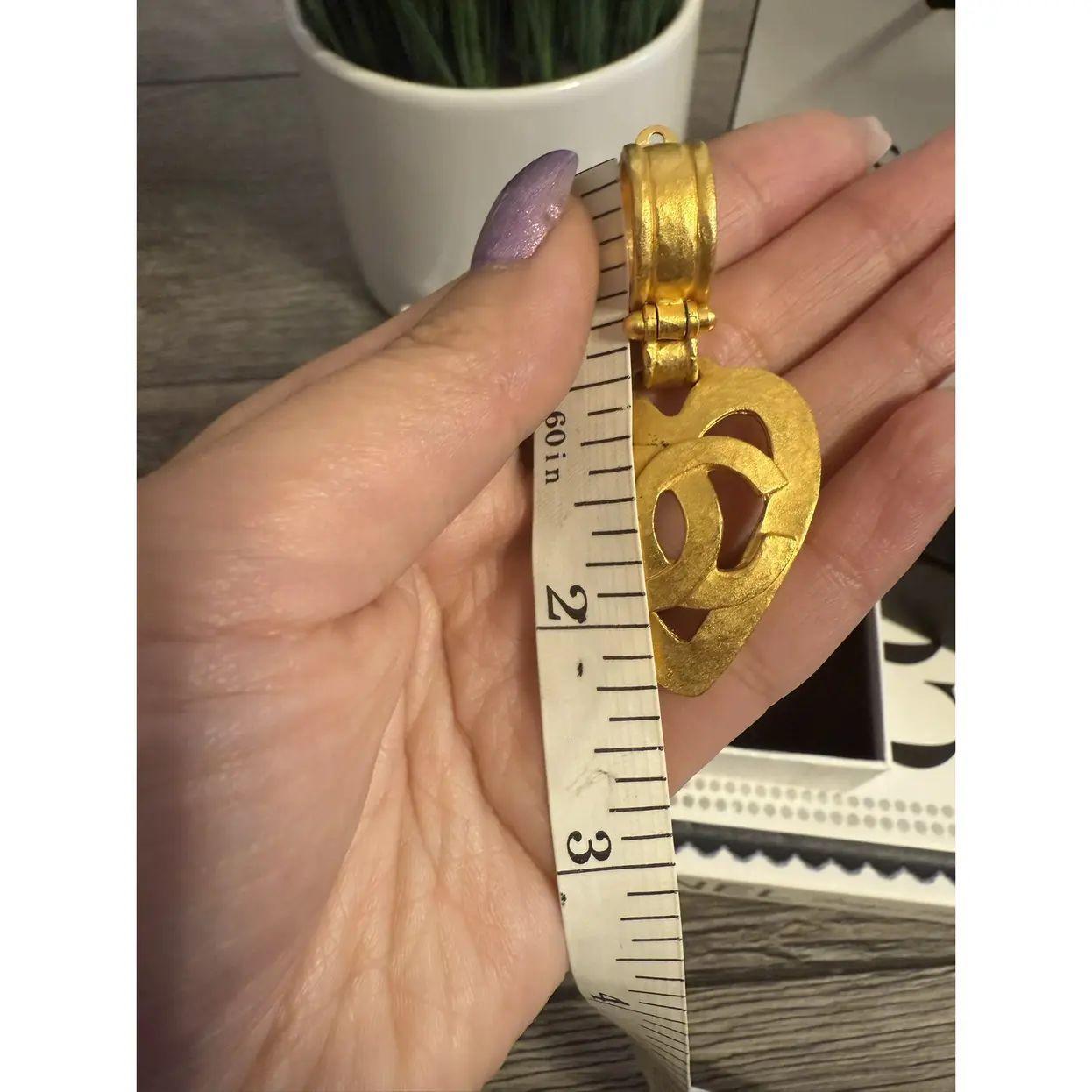 CHANEL Vintage Large Gold Heart CC Logo Drop Clip On Earrings, circa 1995 In Good Condition For Sale In Bellevue, WA