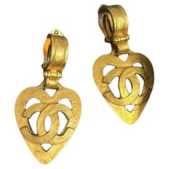 CHANEL Vintage Boucles d'oreilles à clip avec un grand coeur en or et le logo CC, circa 1995