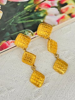 Pendientes largos de Chanel Vintage, grandes, dorados, con el icónico diseño «Waffle» Matelassé acolchado