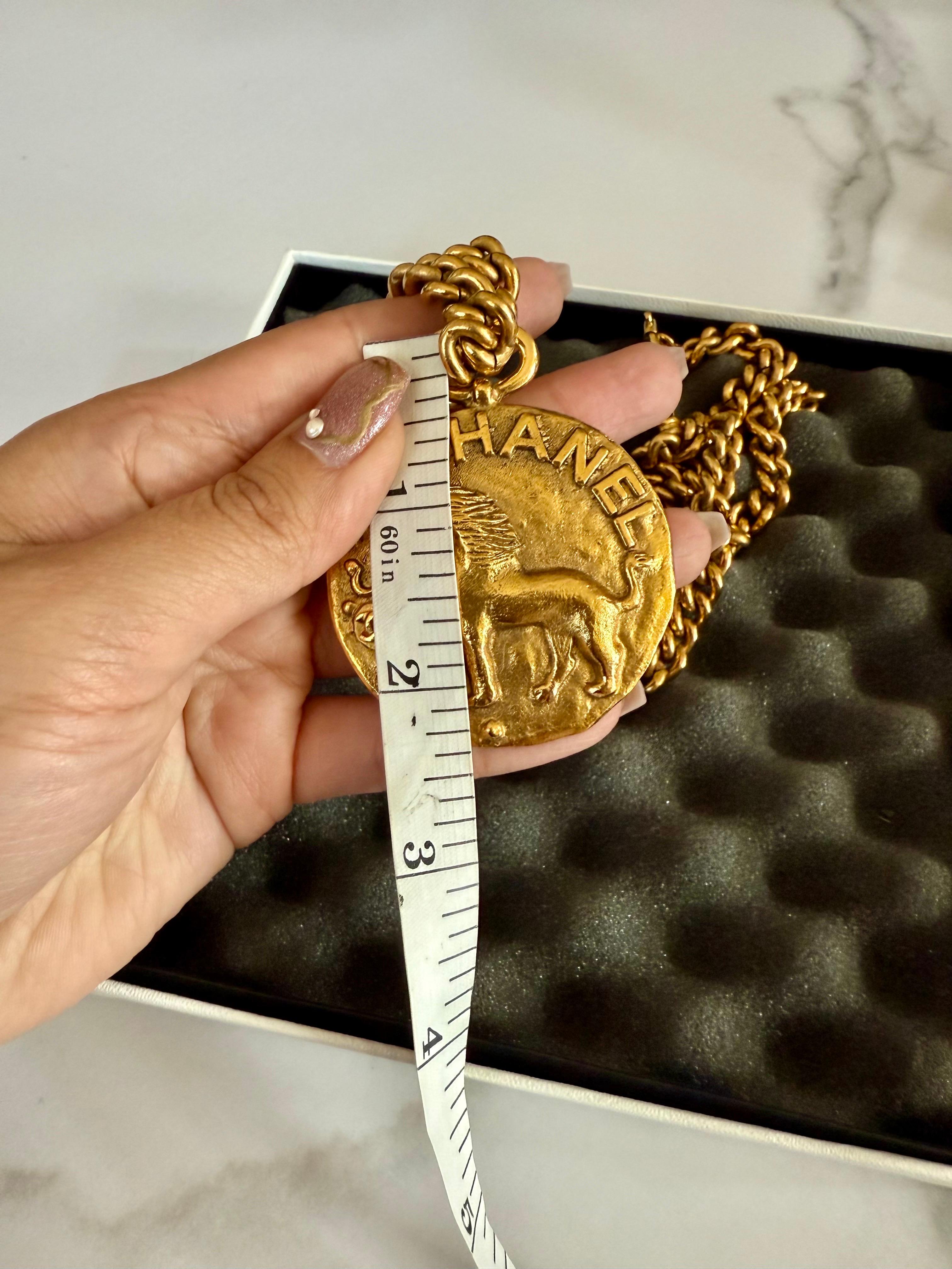 Chanel - Collana con ciondolo grande Leone Leone CC in oro Vintage in vendita 6