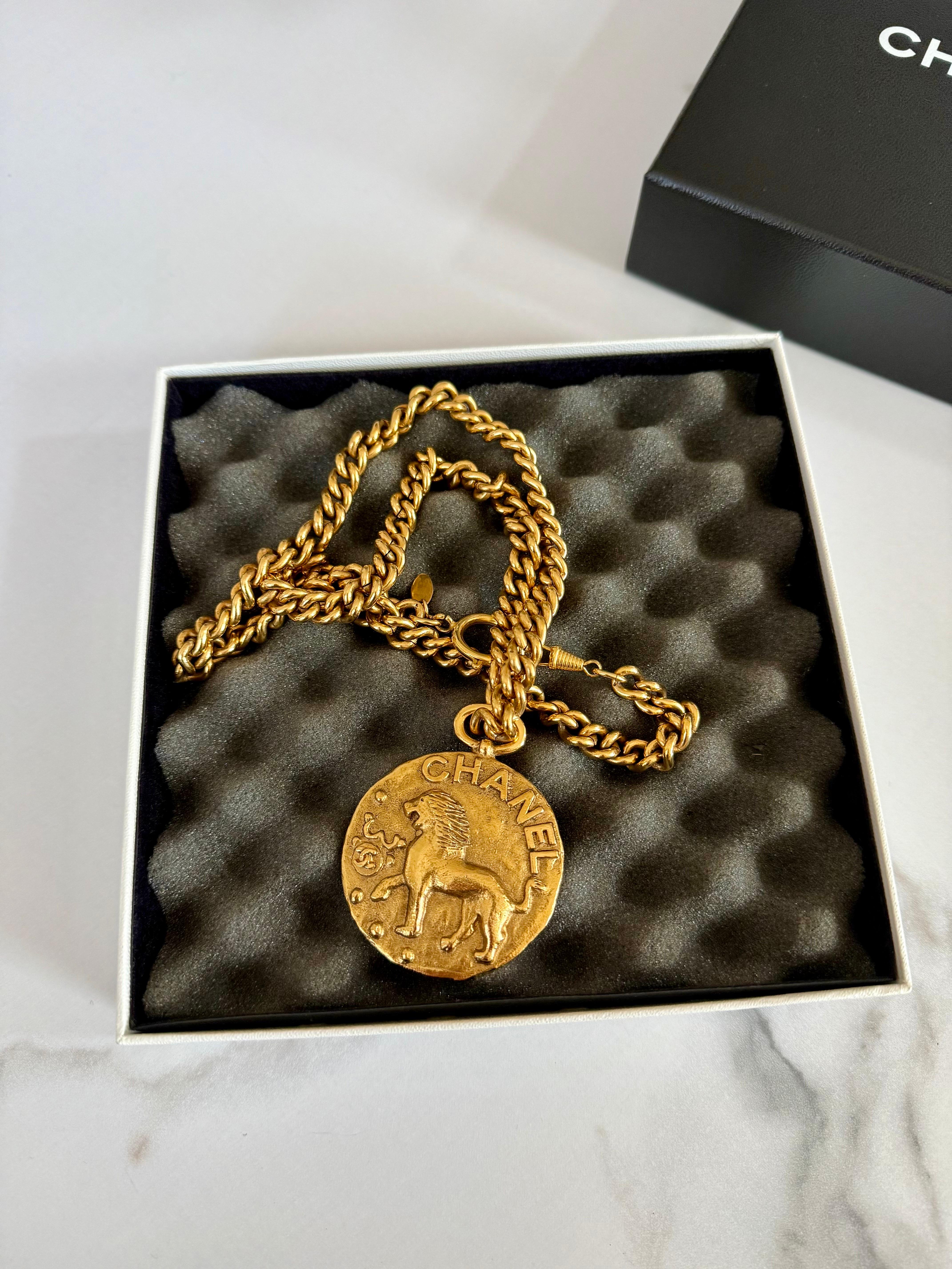 Splendida collana con ciondolo a forma di moneta CC Leone d'oro di Chanel
100% autentico
Prodotto in Francia
Collection'S 23
Placcato oro
Misura circa: 28 pollici di lunghezza
Le condizioni generali sono molto buone, a parte una leggera usura e dei