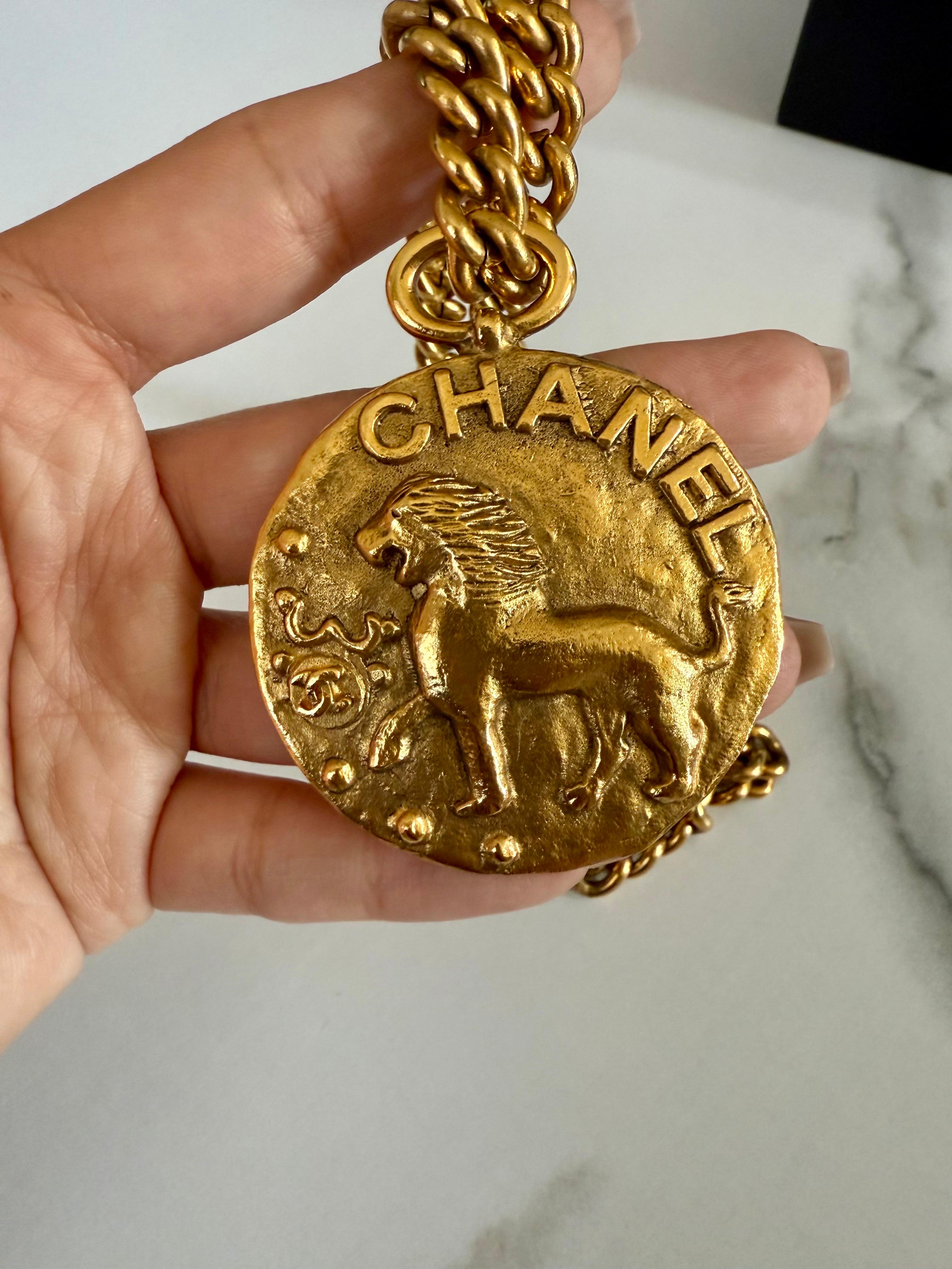 Chanel - Collana con ciondolo grande Leone Leone CC in oro Vintage In condizioni buone in vendita a Bellevue, WA