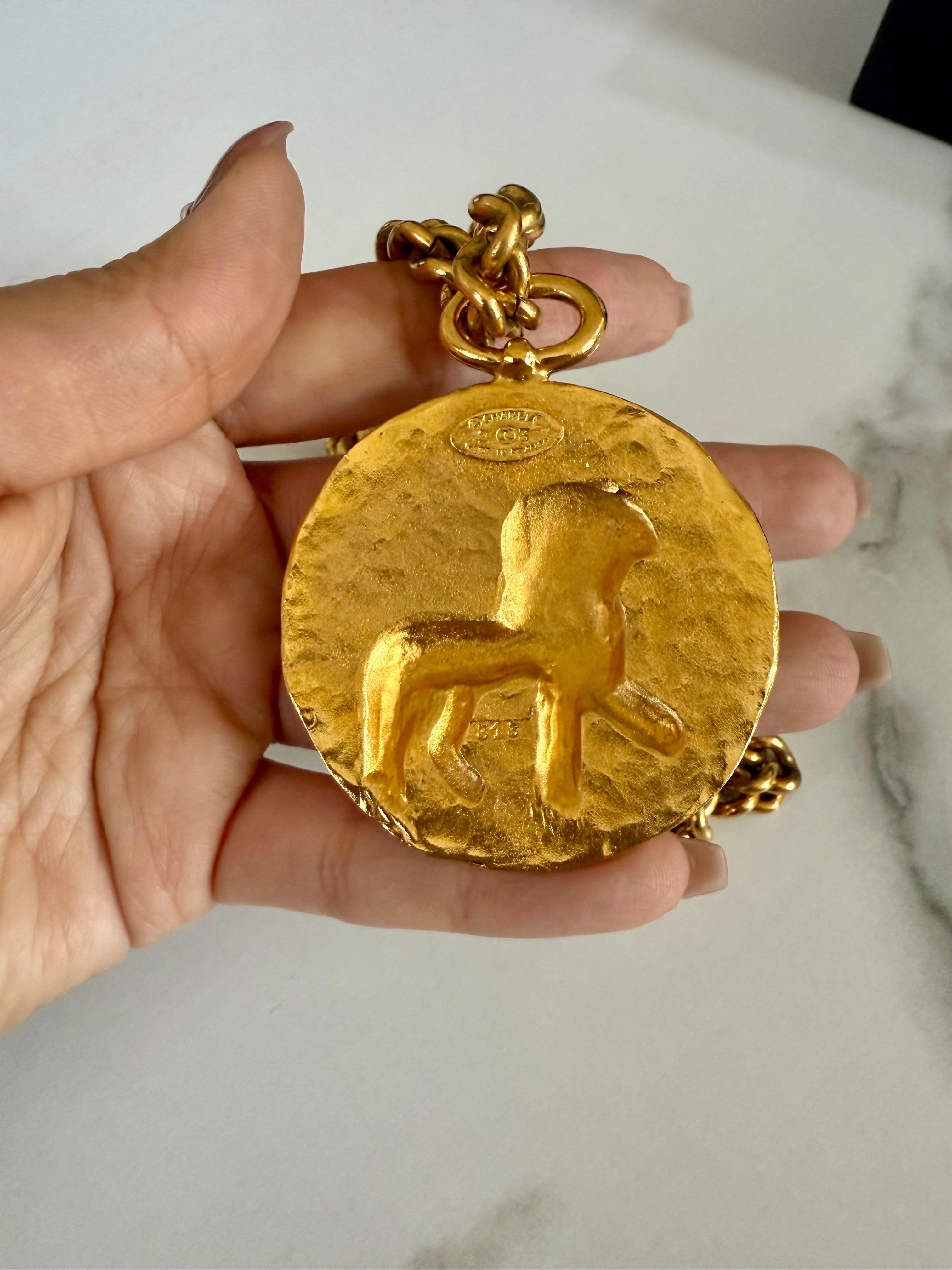 da uomo o donna Chanel - Collana con ciondolo grande Leone Leone CC in oro Vintage in vendita