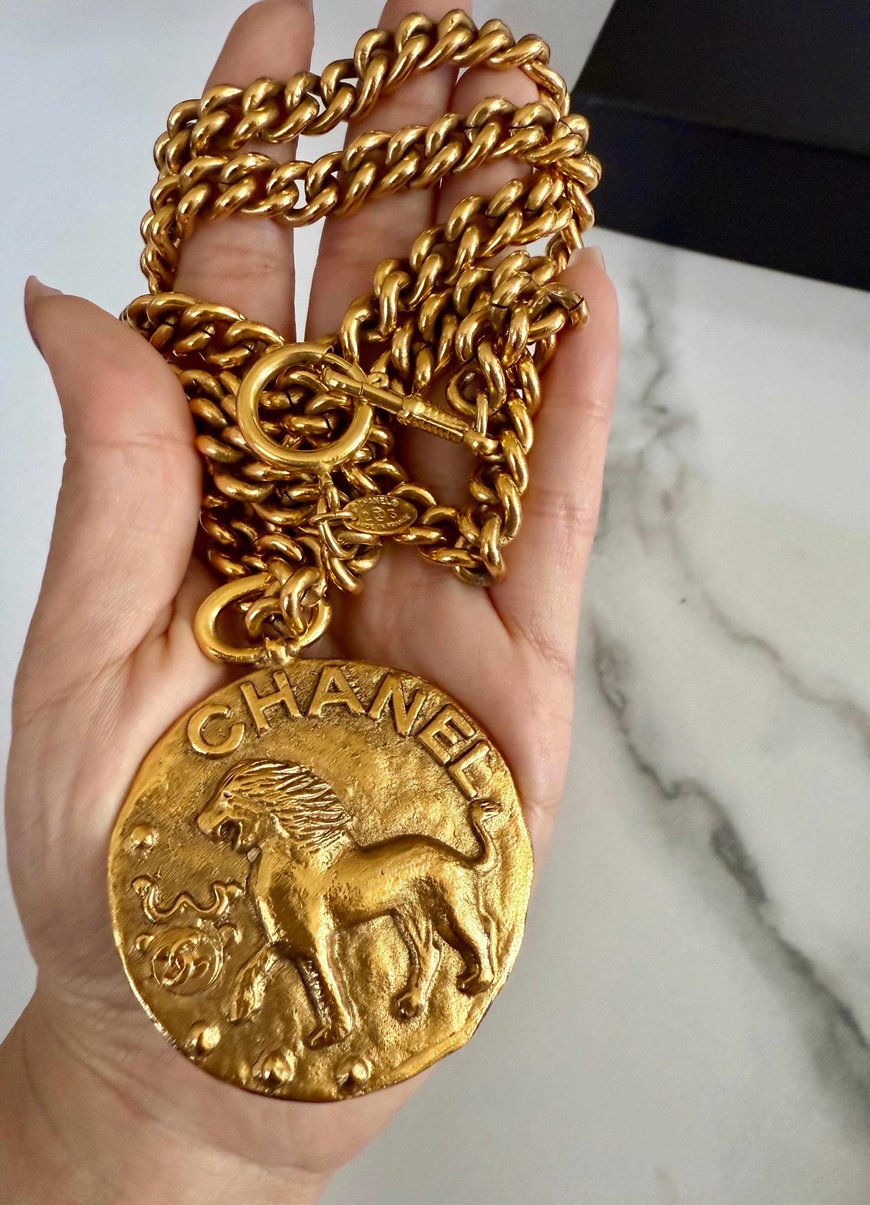 Chanel - Collana con ciondolo grande Leone Leone CC in oro Vintage in vendita 1