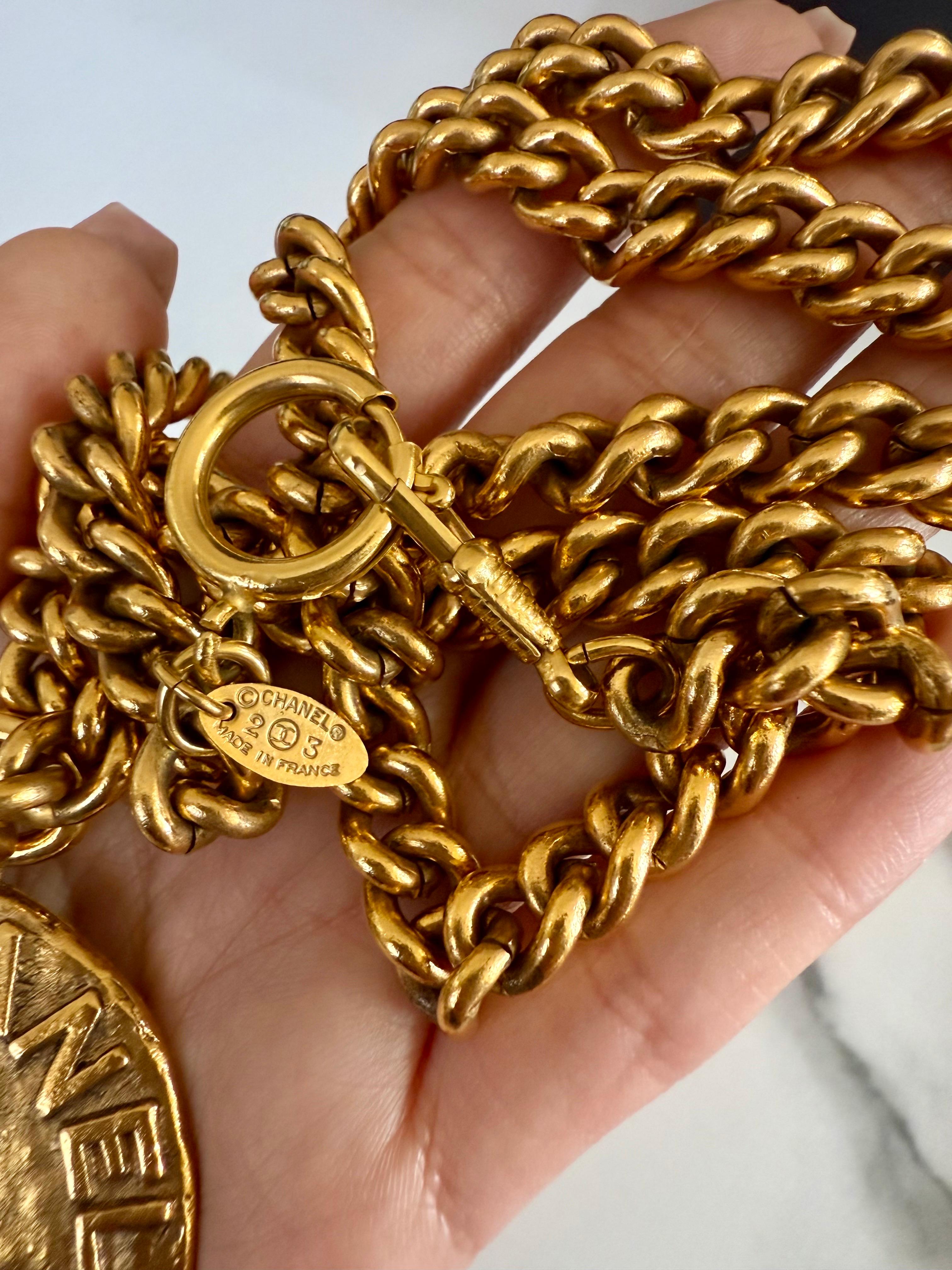 Chanel - Collana con ciondolo grande Leone Leone CC in oro Vintage in vendita 2