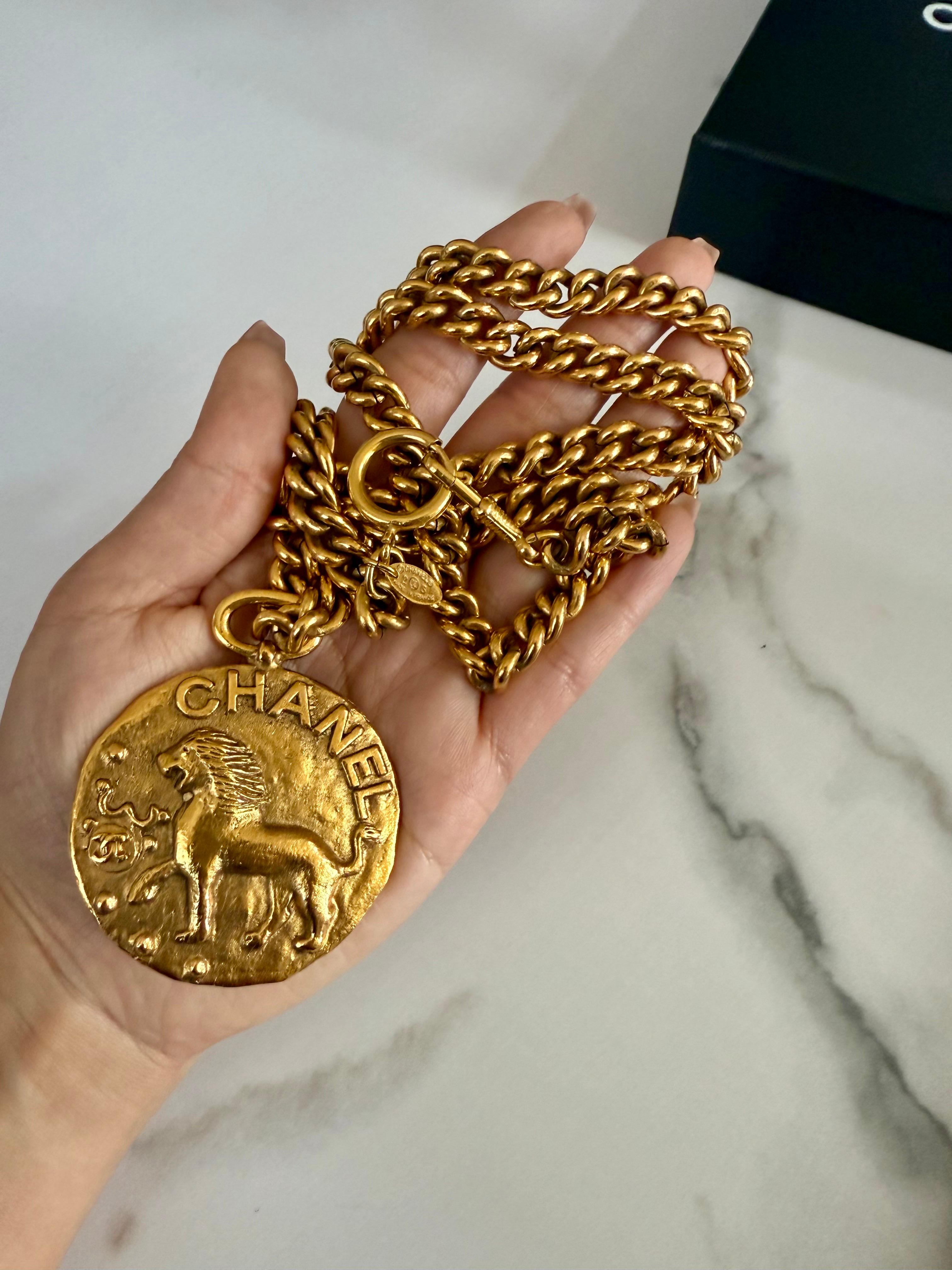 Chanel - Collana con ciondolo grande Leone Leone CC in oro Vintage in vendita 3