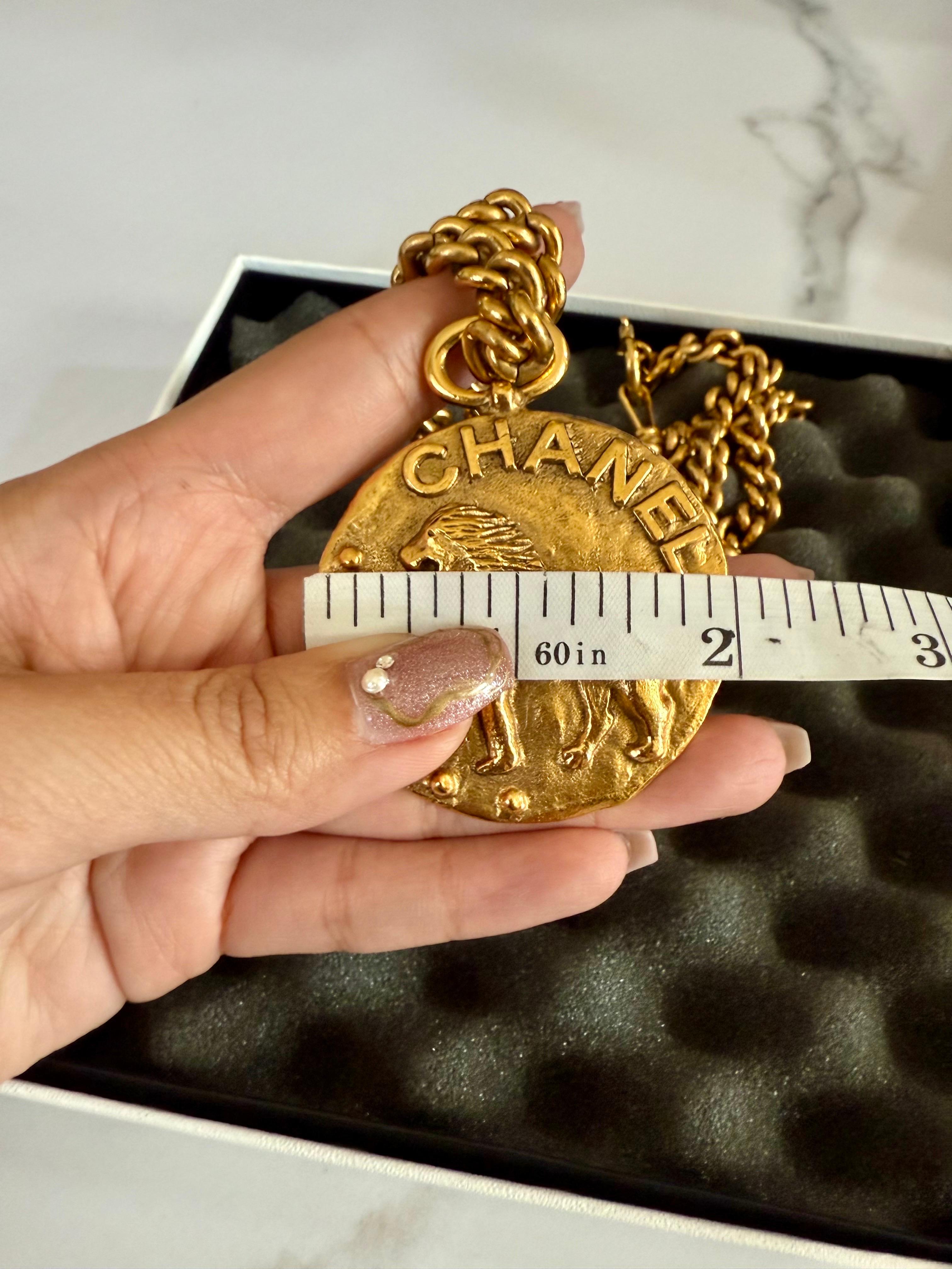 Chanel - Collana con ciondolo grande Leone Leone CC in oro Vintage in vendita 4