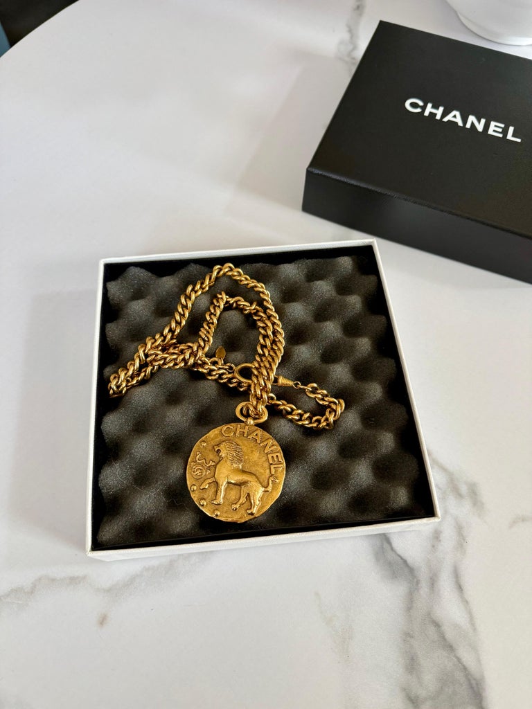 CHANEL Vintage Large Gold Lion Leo Coin CC Pendant Necklace  display picture 2