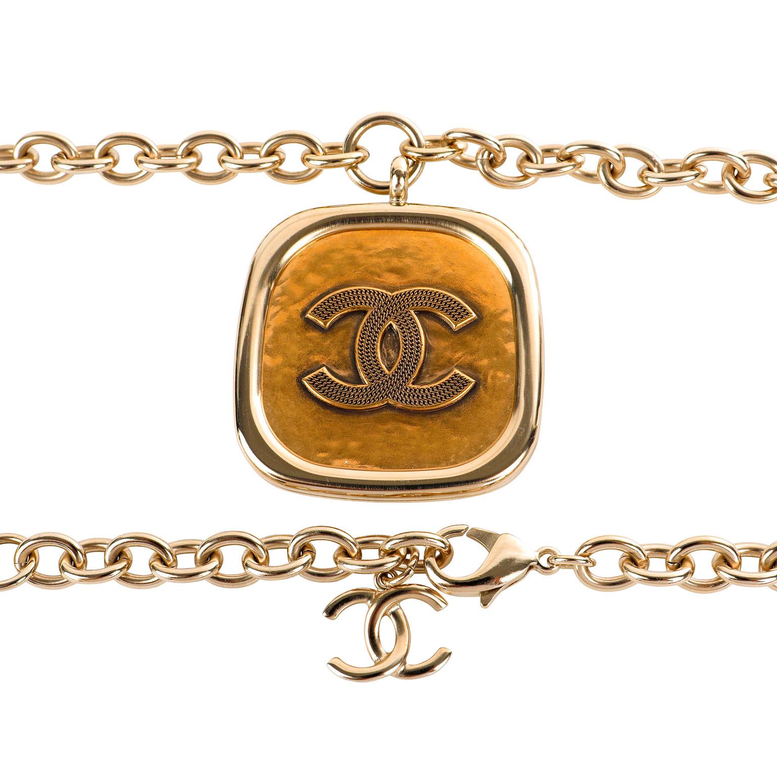 This authentic Chanel Large Gold Medallion Necklace is in mint condition.  A substantial gold tone rectangular medallion is etched with woman’s profile.  Long gold linked chain.  Box or pouch included.

PBF 12651