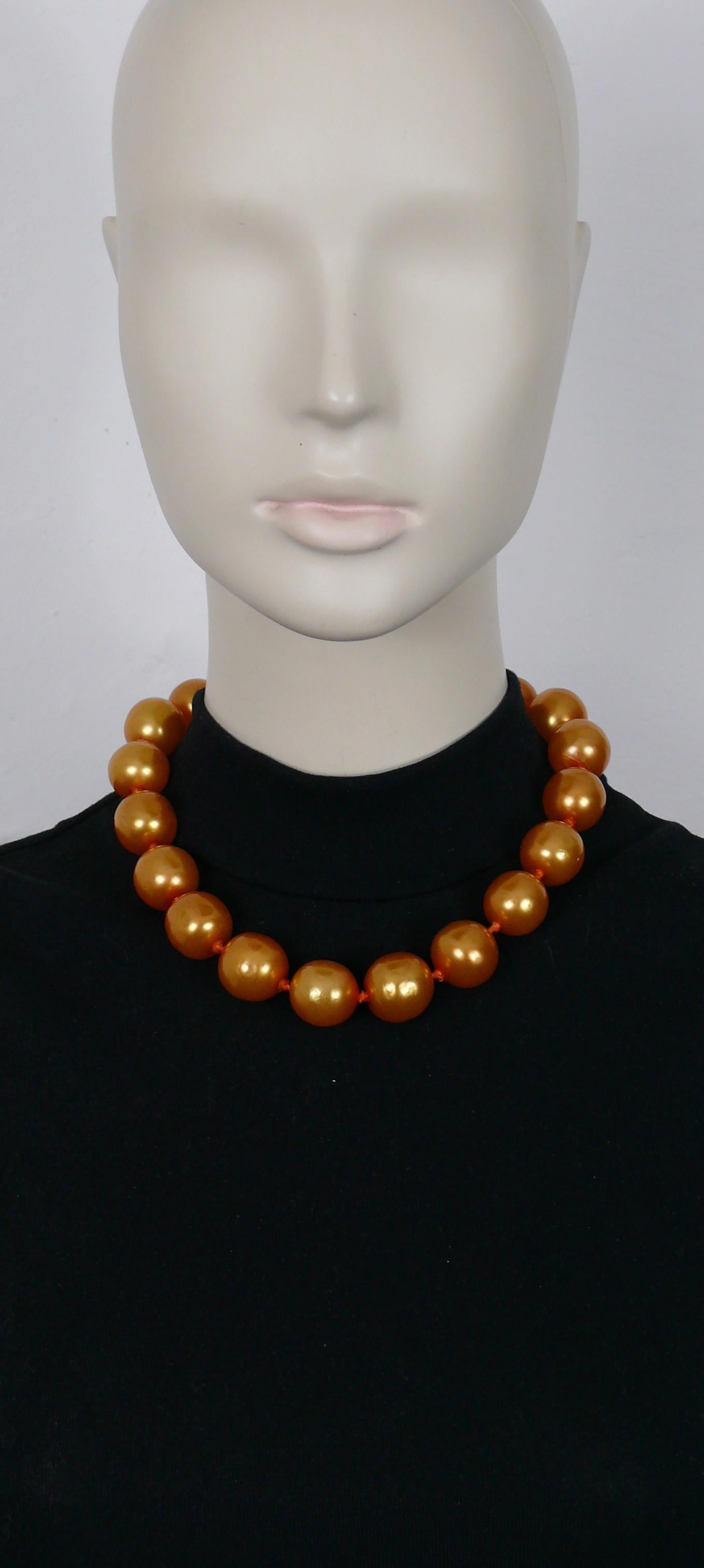 CHANEL vintage large orange faux pearl necklace.

From the collection N°25 (year : 1990).
Jewelry designer VICTOIRE DE CASTELLANE.

Adjustable hook clasp closure.

Embossed CHANEL 2 5 Made in France.

Indicative measurements : adjustable length from