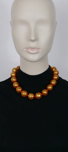 Chanel, grand collier vintage orange en fausses perles, 1990