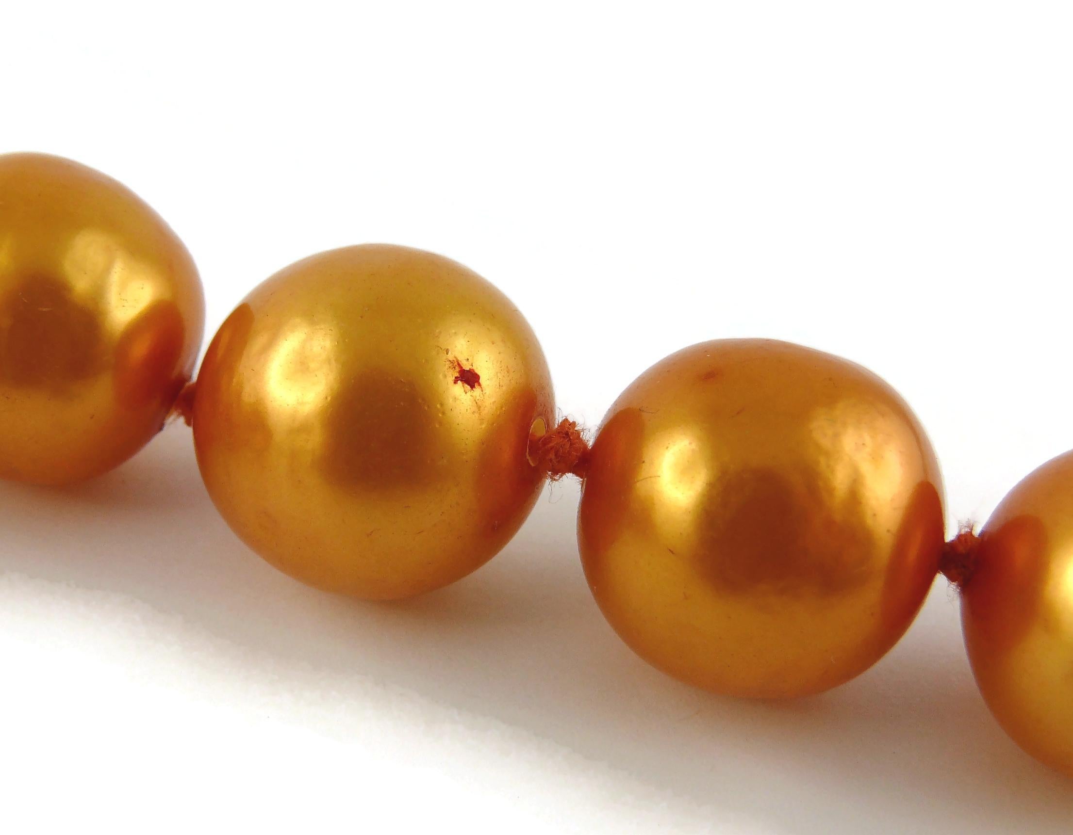 Collana grande di perle finte arancioni Chanel Vintage, 1990 in vendita 16