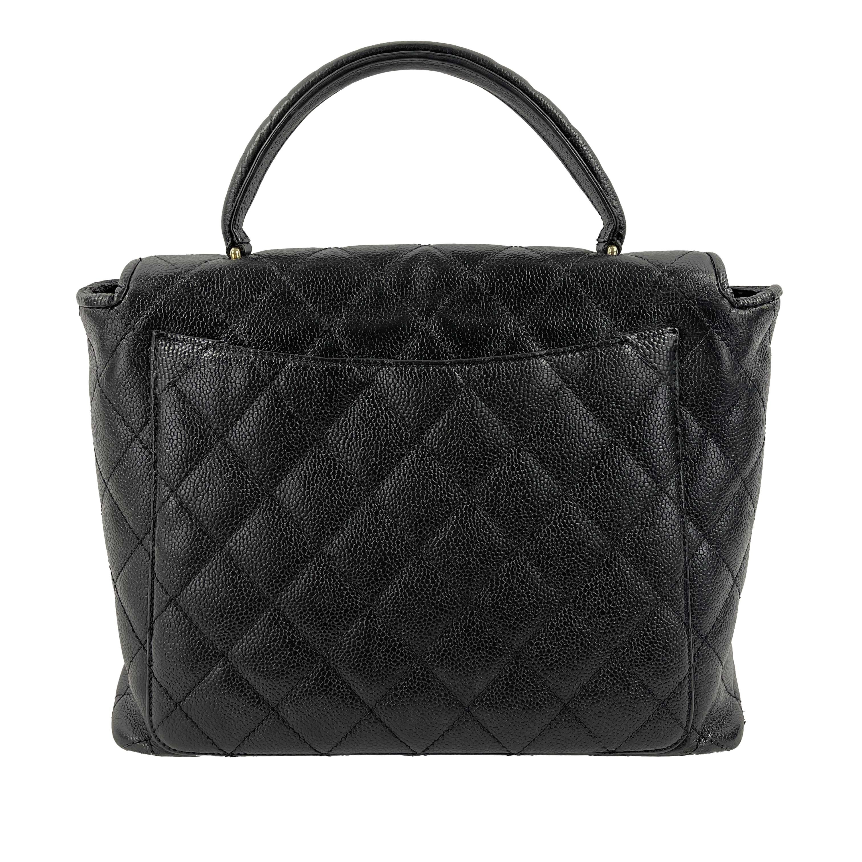 CHANEL - Excellent - Vintage Large Kelly Caviar Top Handle Flap CC - Black - Handbag

Description

Early 1980s vintage- no date stamps were made in this time period.
Top handle Kelly style in quilted caviar black leather.
Matching leather interior