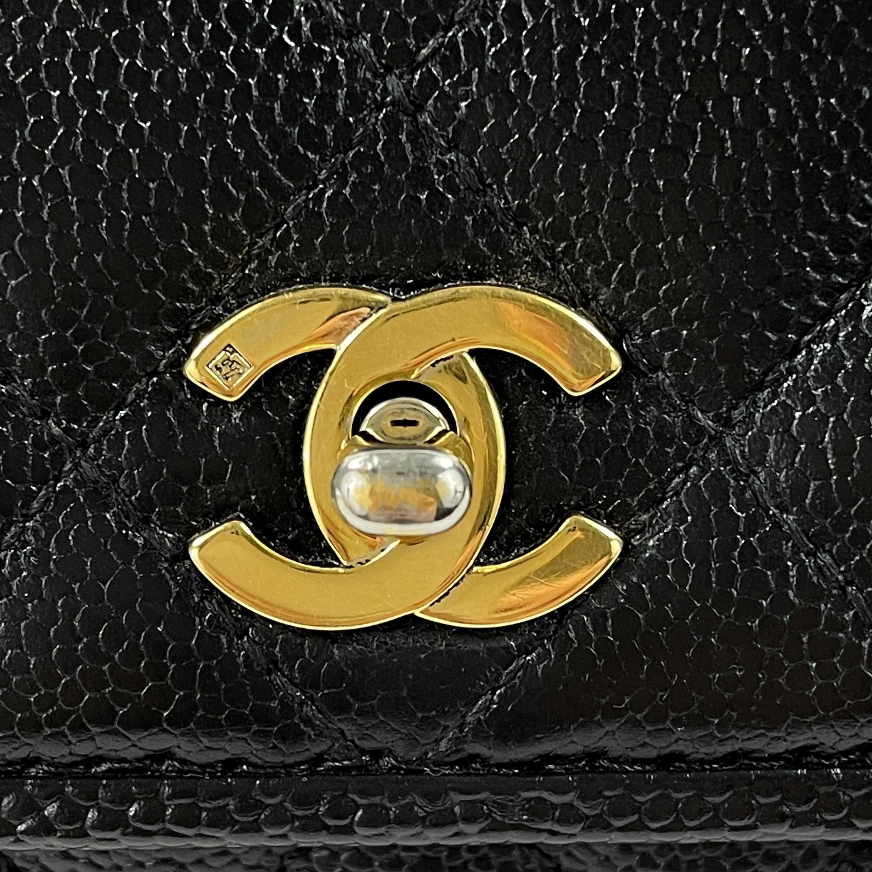CHANEL Grand sac à rabat vintage matelassé CC Caviar Kelly à poignée supérieure en vente 4