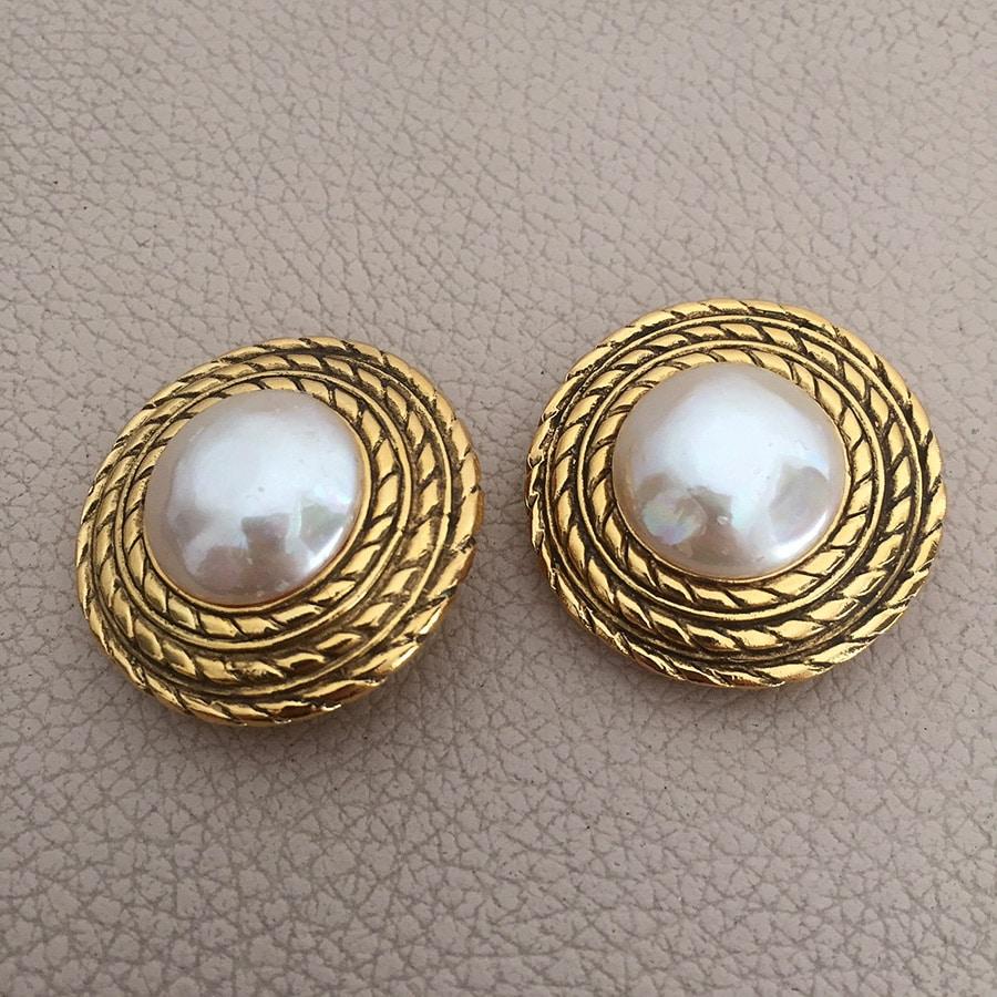 Pair of large vintage Chanel round gold-tone faux pearl clip earrings, made in France, 1990s.
As seen in the image, the earrings are stamped.

Origin: France
Size: diameter 3.1 cm
Condition: in excellent condition and very clean

We at Formalist