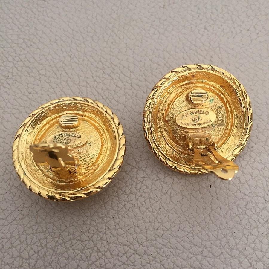 Round Cut Chanel Vintage Large Round Gold-Tone Faux Pearl Clip Earrings, France, 1990s For Sale