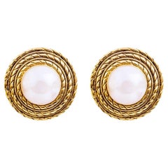 Chanel Clips d'oreilles vintage en fausses perles rondes de couleur or, France, années 1990