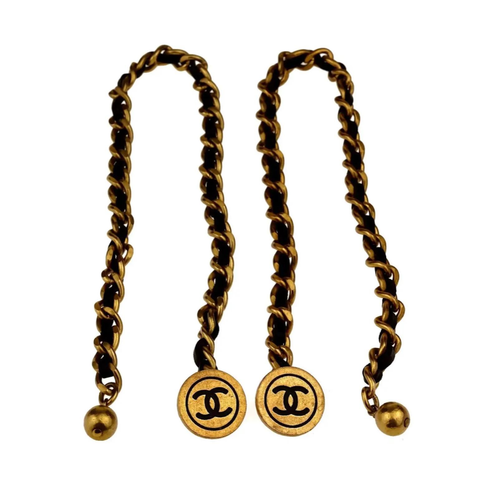 Chanel Vintage Leather and Chain CC Medallion Cufflinks Bracelet (1993) In Good Condition For Sale In Montreal, Quebec