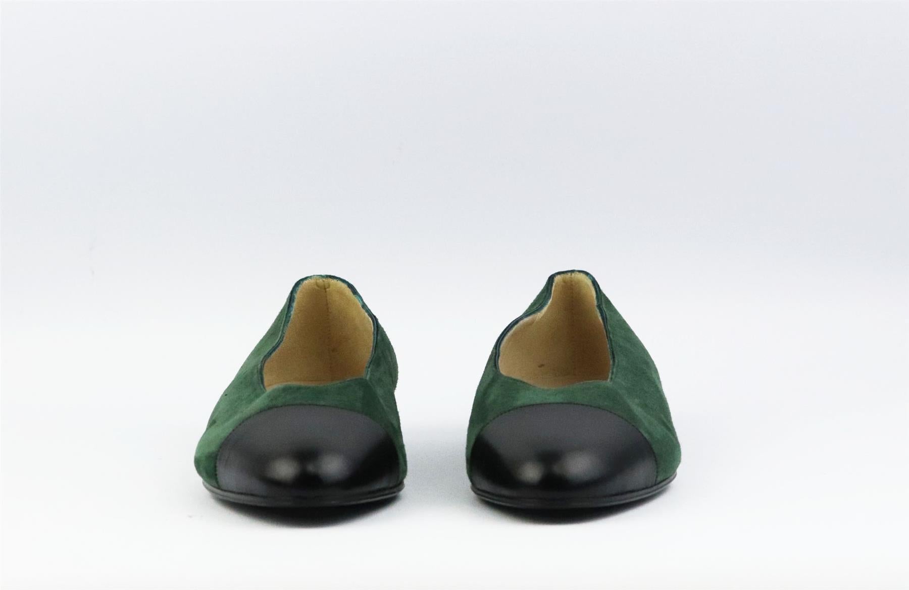 Le ballerine vintage di Chanel sono sempre un pezzo forte, anche per i modelli classici come queste, realizzate in Italia in pelle scamosciata verde smeraldo e punta in pelle nera, bilanciata da una punta a mandorla. La suola misura circa 10 mm/ 0,4