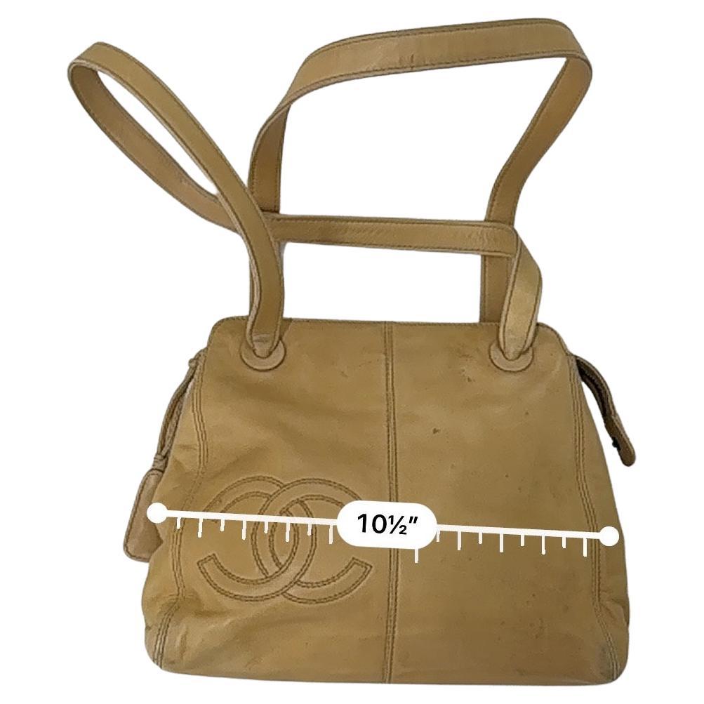 Chanel Vintage Leather Coco Mark Beige Shoulder Bag In Fair Condition For Sale In Montreal, Quebec