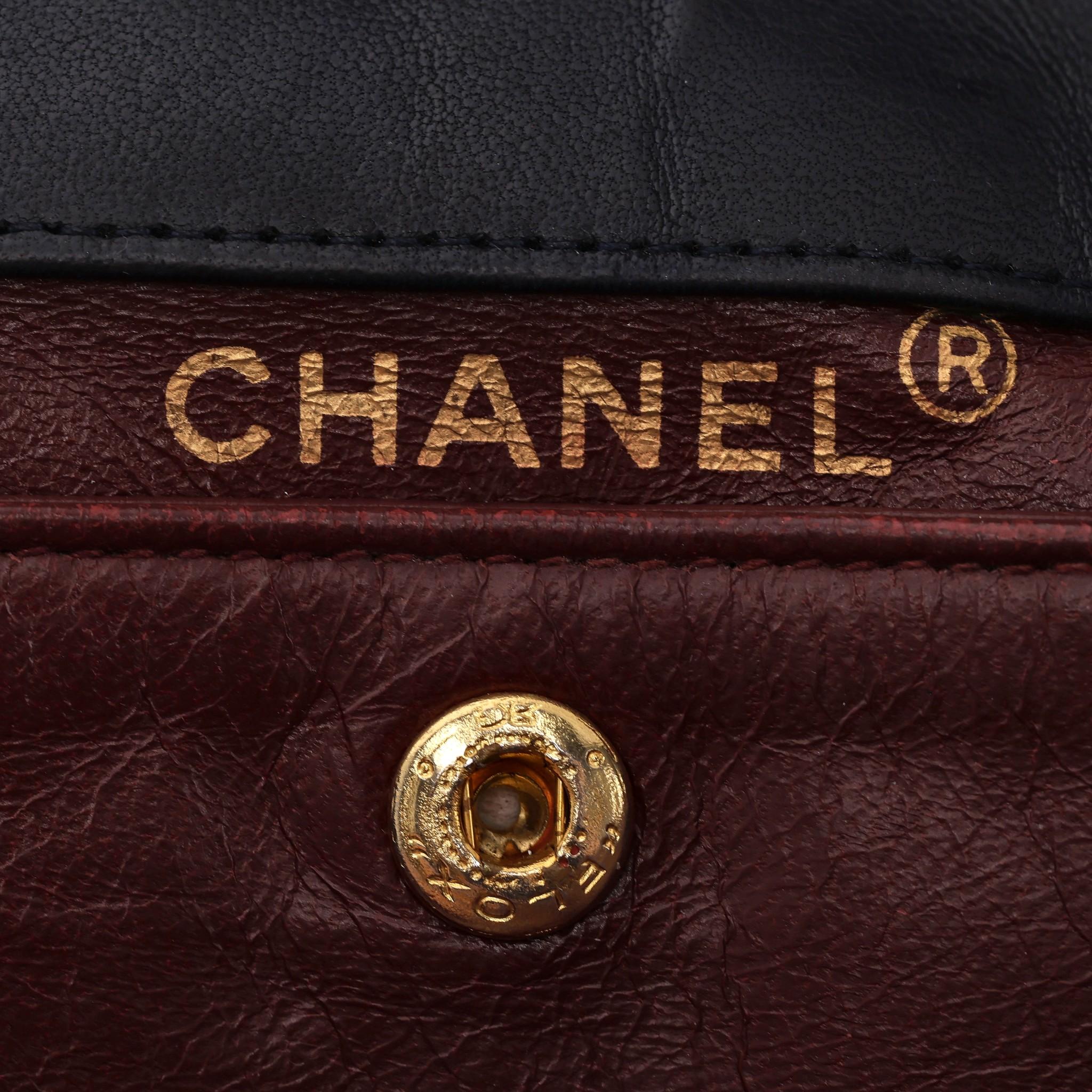 Chanel Vintage Bolso de piel con doble solapa París en venta 5