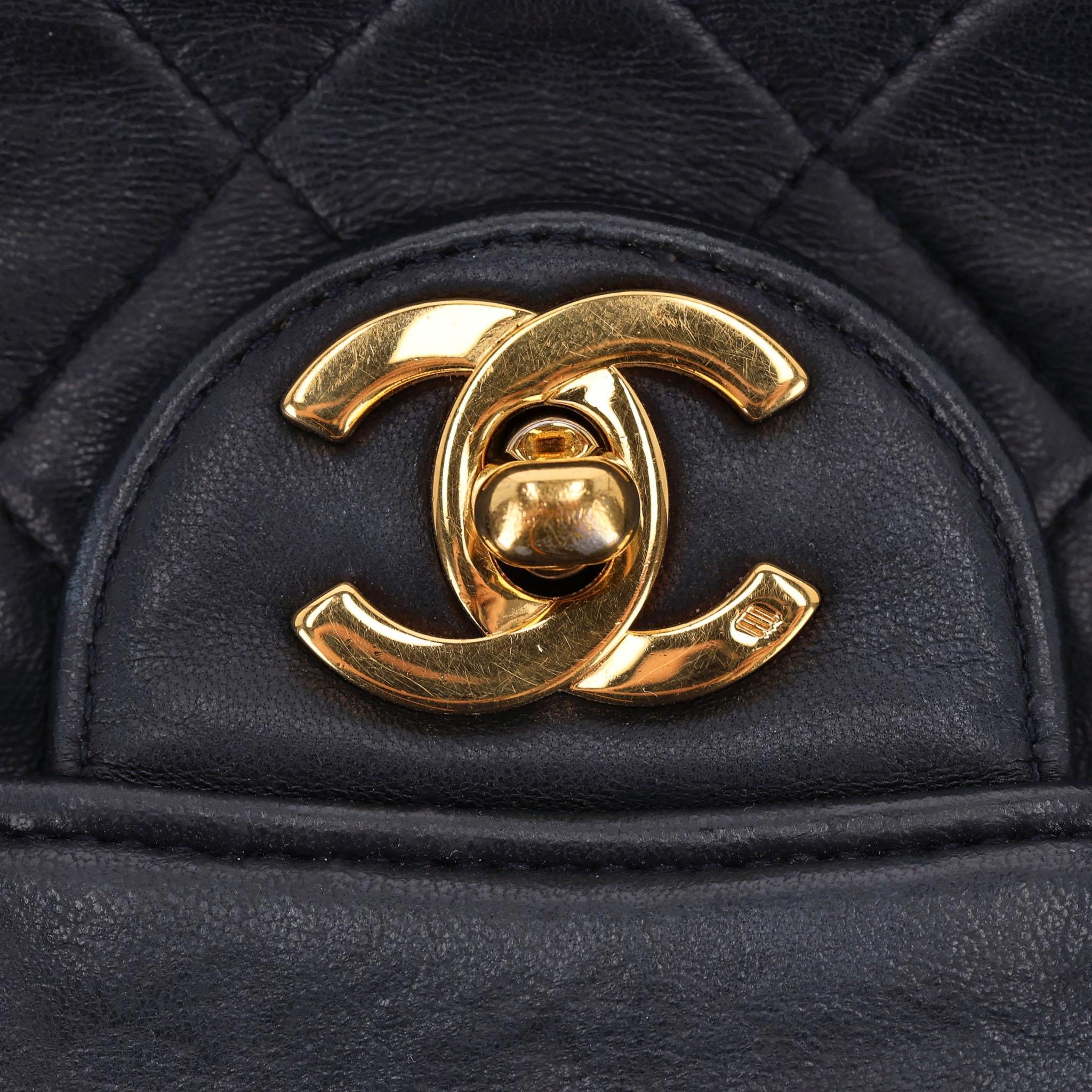 Chanel Vintage Bolso de piel con doble solapa París en venta 1