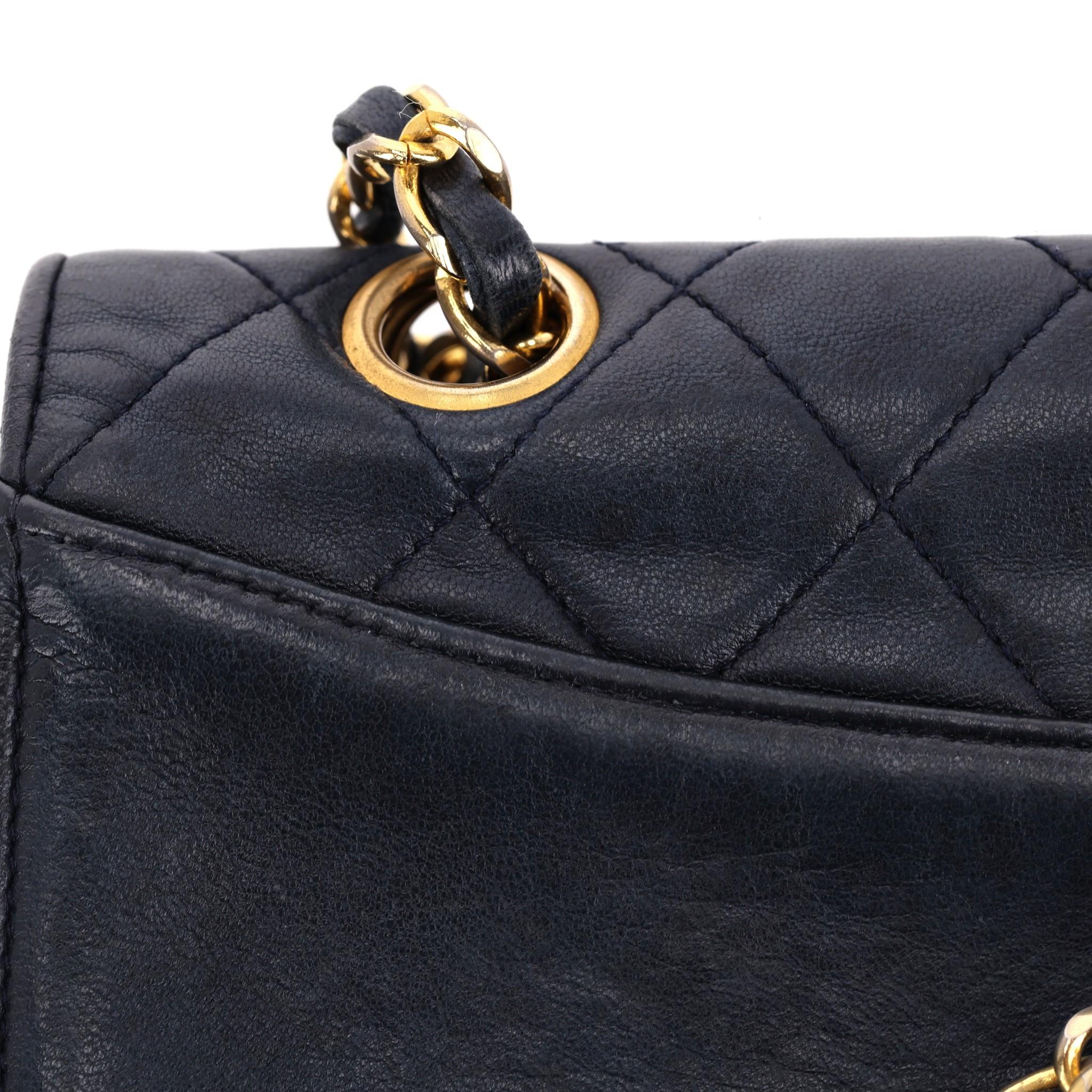 Chanel Vintage Bolso de piel con doble solapa París en venta 4