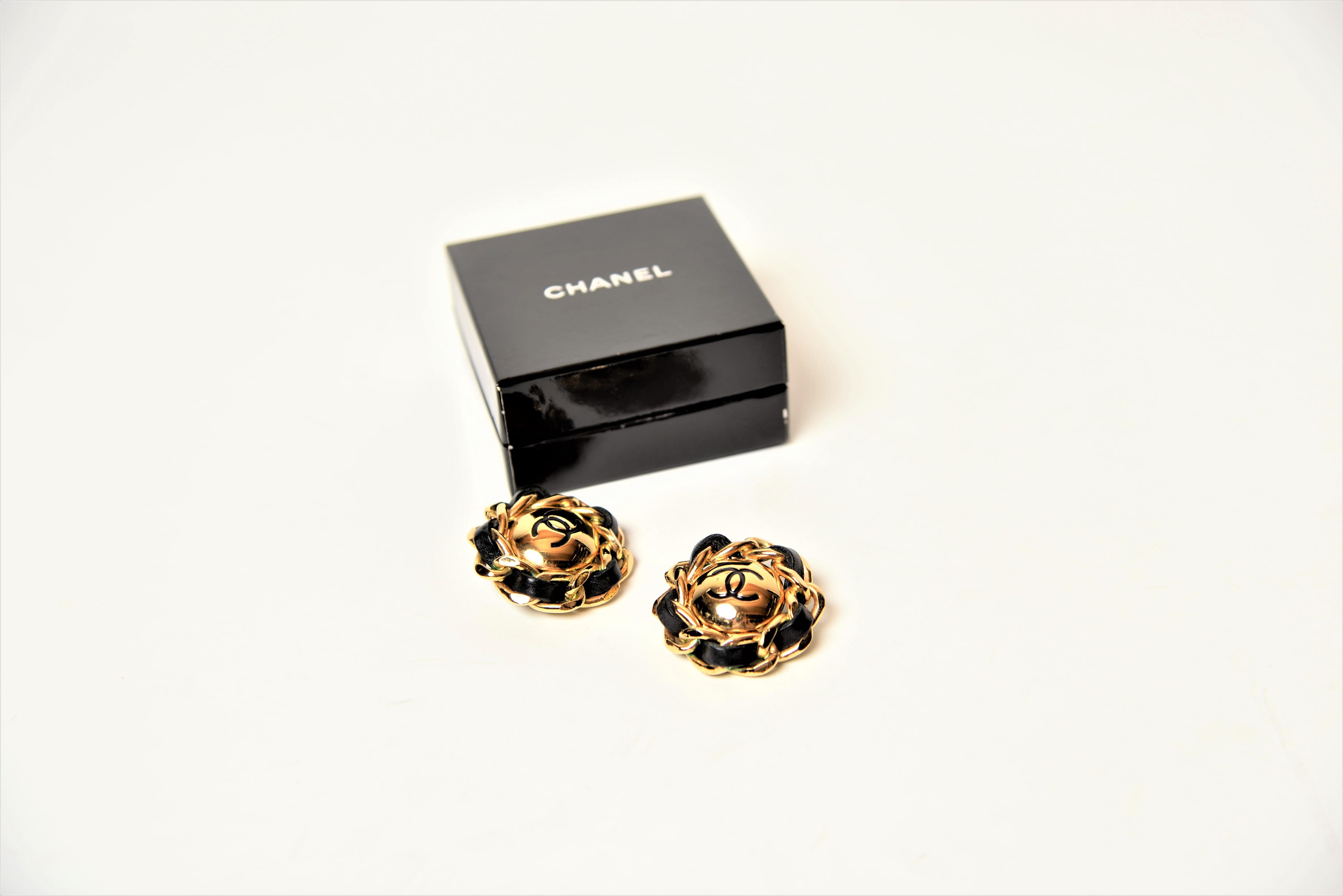 Chanel Vintage Leather Gold Clip Earrings Large  In Good Condition In Roosendaal, NL