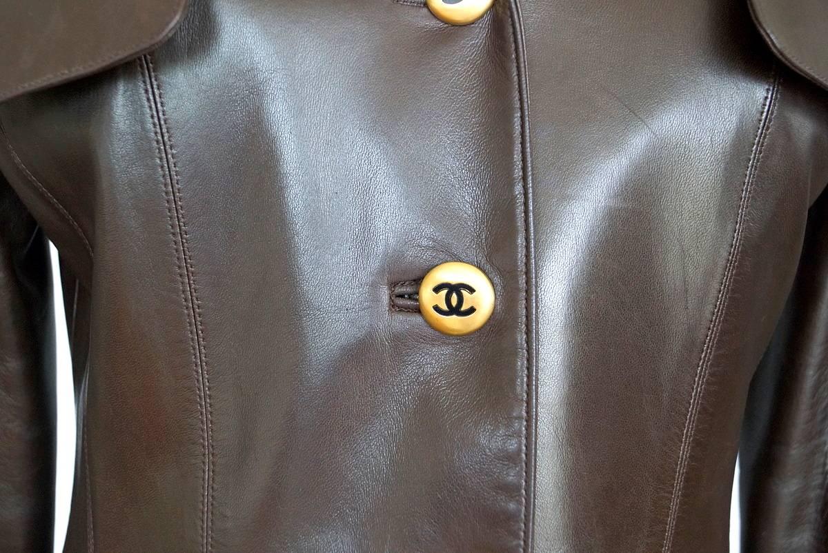 Mightychic offers a guaranteed authentic remarkable Chanel Chocolate brown leather with chocolate brown suede signature quilted stitch patches at the front of the shoulders.
4 Button single breast and 4 flap pockets.
The breast pockets are very